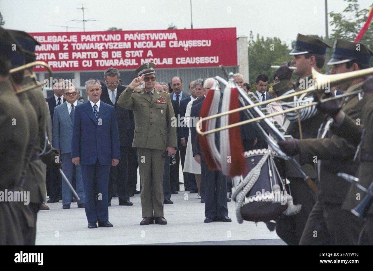 Warszawa 06.06.1984. Oficjalna wizyta w Polsce sekretarza generalnego Rumuñskiej Partii Komunistycznej (RPK), prezydenta Socjalistycznej Republiki Rumunii (SRR) Nicolae Ceausescu. Powitanie na lotnisku Warszawa Okêcie. NZ. w g³êbi Nicolae Ceausescu (L), Premier PRL gen. Wojciech Jaruzelski (P). js PAP/Grzegorz Rogiñski Varsavia 06 giugno 1984. La visita ufficiale in Polonia effettuata dal Segretario Generale del Partito Comunista Rumeno (RPK), Presidente della Repubblica Socialista di Romania (SRR) Nicolae Ceausescu. Cerimonia di benvenuto all'aeroporto di Varsavia-Okecie. Nella foto: Sullo sfondo Nicolae Foto Stock