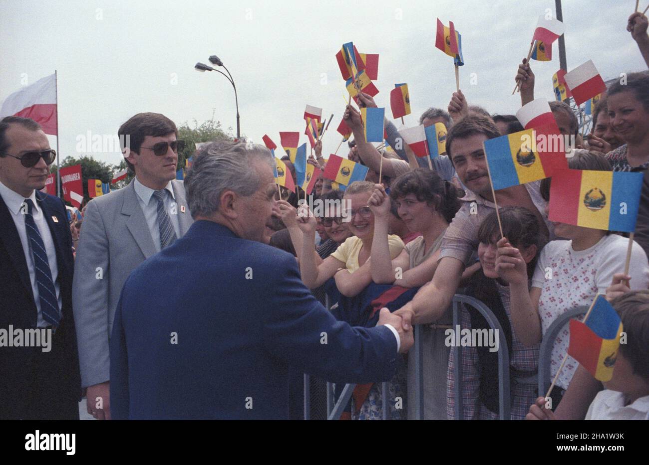 Warszawa 06.06.1984. Oficjalna wizyta w Polsce sekretarza generalnego Rumuñskiej Partii Komunistycznej (RPK), prezydenta Socjalistycznej Republiki Rumunii (SRR) Nicolae Ceausescu. Powitanie na lotnisku Warszawa-Okêcie. js PAP/Grzegorz Rogiñski Varsavia 06 giugno 1984. La visita ufficiale in Polonia effettuata dal Segretario Generale del Partito Comunista Rumeno (RPK), Presidente della Repubblica Socialista di Romania (SRR) Nicolae Ceausescu. Cerimonia di benvenuto all'aeroporto di Varsavia-Okecie js PAP/Grzegorz Roginski Foto Stock