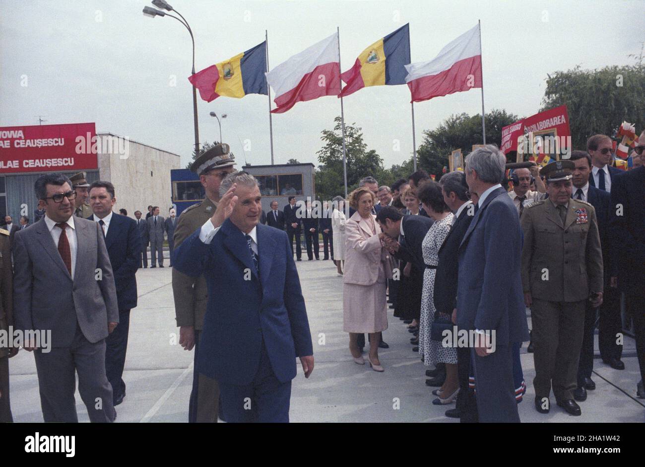 Warszawa 06.06.1984. Oficjalna wizyta w Polsce sekretarza generalnego Rumuñskiej Partii Komunistycznej (RPK), prezydenta Socjalistycznej Republiki Rumunii (SRR) Nicolae Ceausescu. NZ. Powitanie na lotnisku Warszawa-Okêcie, Nicolae Ceausescu (C) wraz z ¿on¹, wicepremierem SRR Elen¹ Ceausescu (w g³êbi). js PAP/Grzegorz Rogiñski Varsavia 06 giugno 1984. La visita ufficiale in Polonia effettuata dal Segretario Generale del Partito Comunista Rumeno (RPK), Presidente della Repubblica Socialista di Romania (SRR) Nicolae Ceausescu. Cerimonia di benvenuto all'aeroporto di Varsavia-Okecie. Nella foto: Nicolae Ceausescu ( Foto Stock