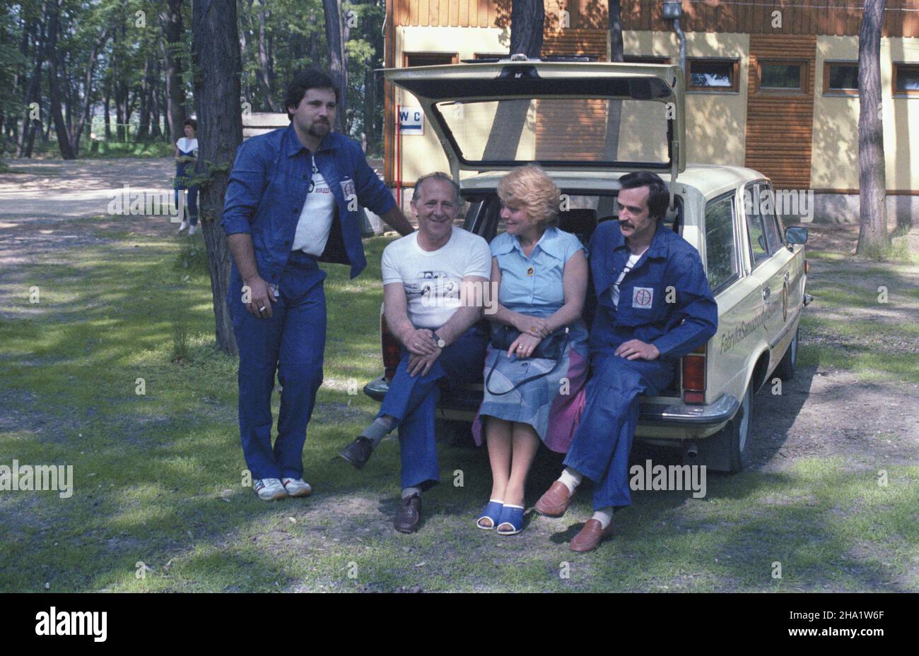 Pomiechówek 06.1984. Zjazd Polskiego Fiata w Oœrodku Wczasowym Fabryki samochodów Osobowych (UST) na ¯eraniu z udzia³em goœci z zaprzyjaŸnionych zak³adów samochodowych z Czechos³owacji. NZ. Practownicy FSO z rodzinami. js PAP/Maciej Musia³ Dok³adny dzieñ wydarzenia nieustalony. Pomiechowek, Polonia, giugno 1984. Lavoratori della FSO con le famiglie al Fiat Meeting Polacco, con ospiti della cordiale fabbrica di automobili in Cecoslovacchia, a Pomiechowek. L'incontro è organizzato dalla fabbrica polacca per le automobili passeggeri UST. PAP/MACIEJ MUSIAL Foto Stock