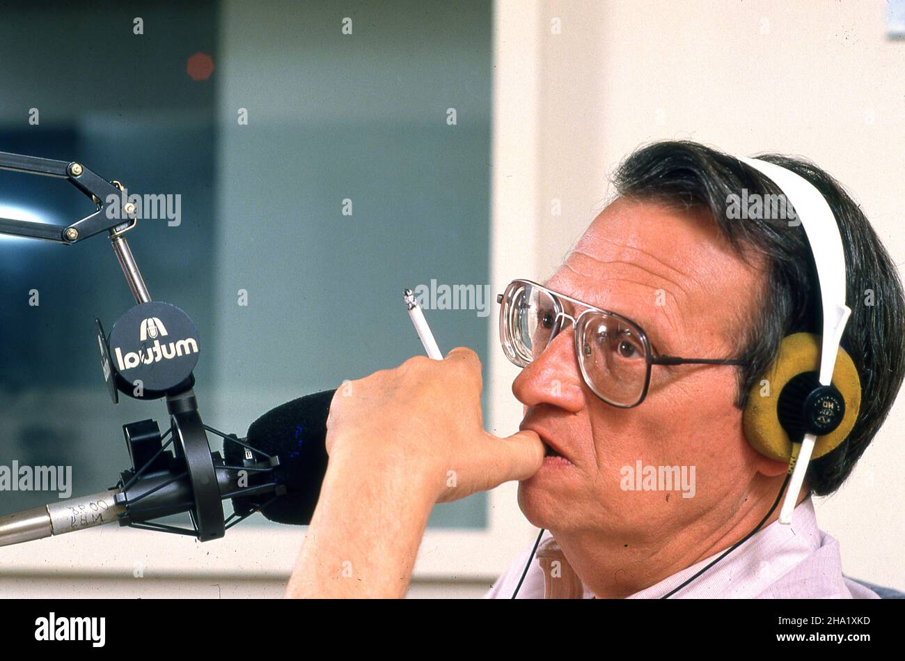 Molto tempo prima che la CNN Larry King aveva un popolare programma radiofonico che ha iniziato tardi e andato per la parte migliore della notte. TIME magazine.. Ricordo che avevo lavorato tutto il giorno in quel giorno. Ho fotografato la prima parte del programma radiofonico rimanendo fuori del senso e rimanendo tranquillo. Re non aveva ospiti ed era solo lui seduto a parlare ai suoi microfoni. Ero determinato a rimanere fino alla fine del programma appena nel caso un'immagine accadesse. Finora niente e io kinda andato a dormire. Re guardò, portò un microfono sopra, mi svegliò, e cominciò ad intervistare il fotografo DELLA rivista TIME. Foto Stock