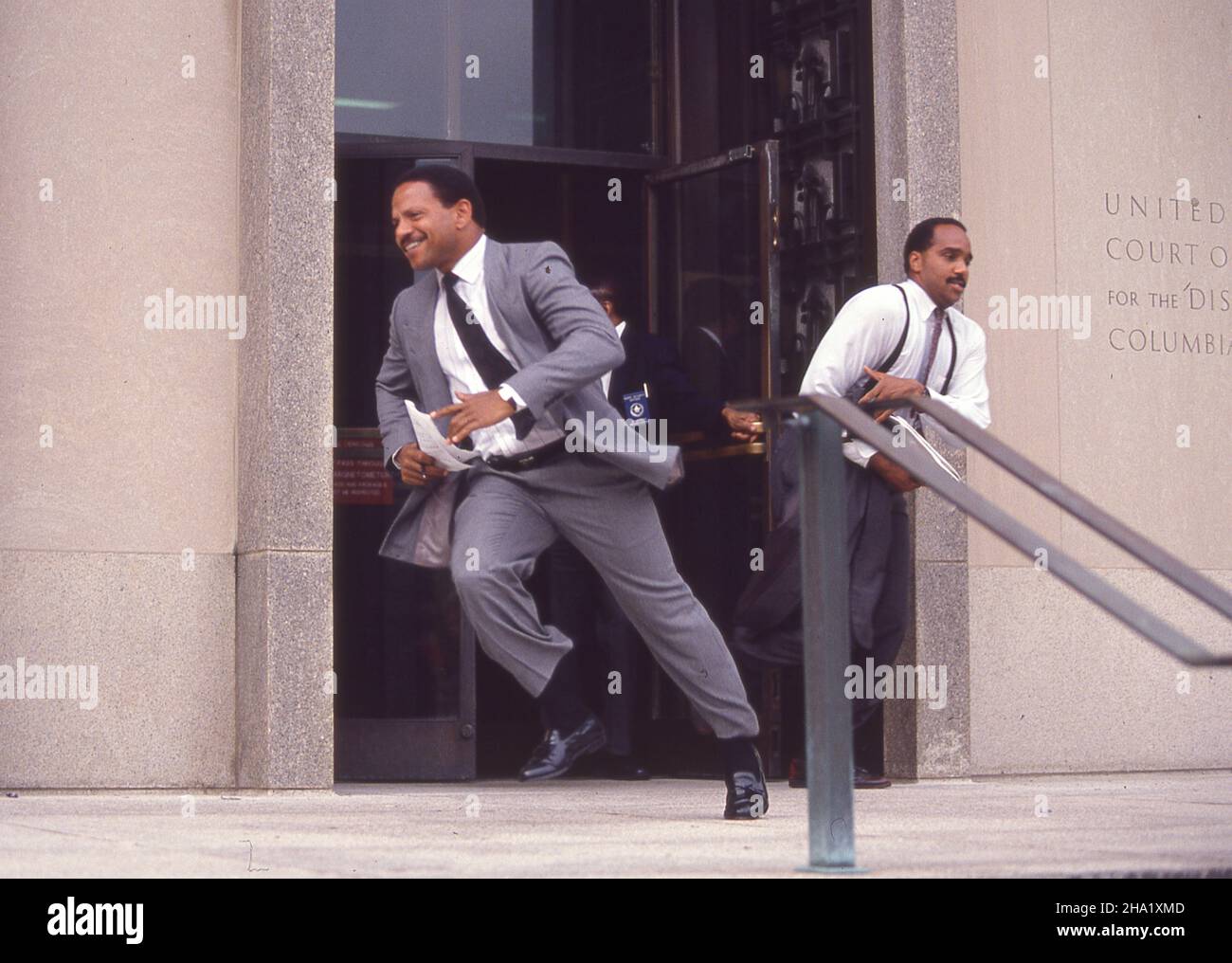 La E.. Il tribunale federale di Barrett Prettyman a Washington aveva una regola: Non è possibile utilizzare dispositivi elettronici all'interno dell'edificio. I giornalisti della televisione hanno spesso corso dall'edificio alle loro posizioni di stanza per essere i primi a riferire sulle decisioni importanti. Fotografia di Dennis Brack. bb80 Foto Stock
