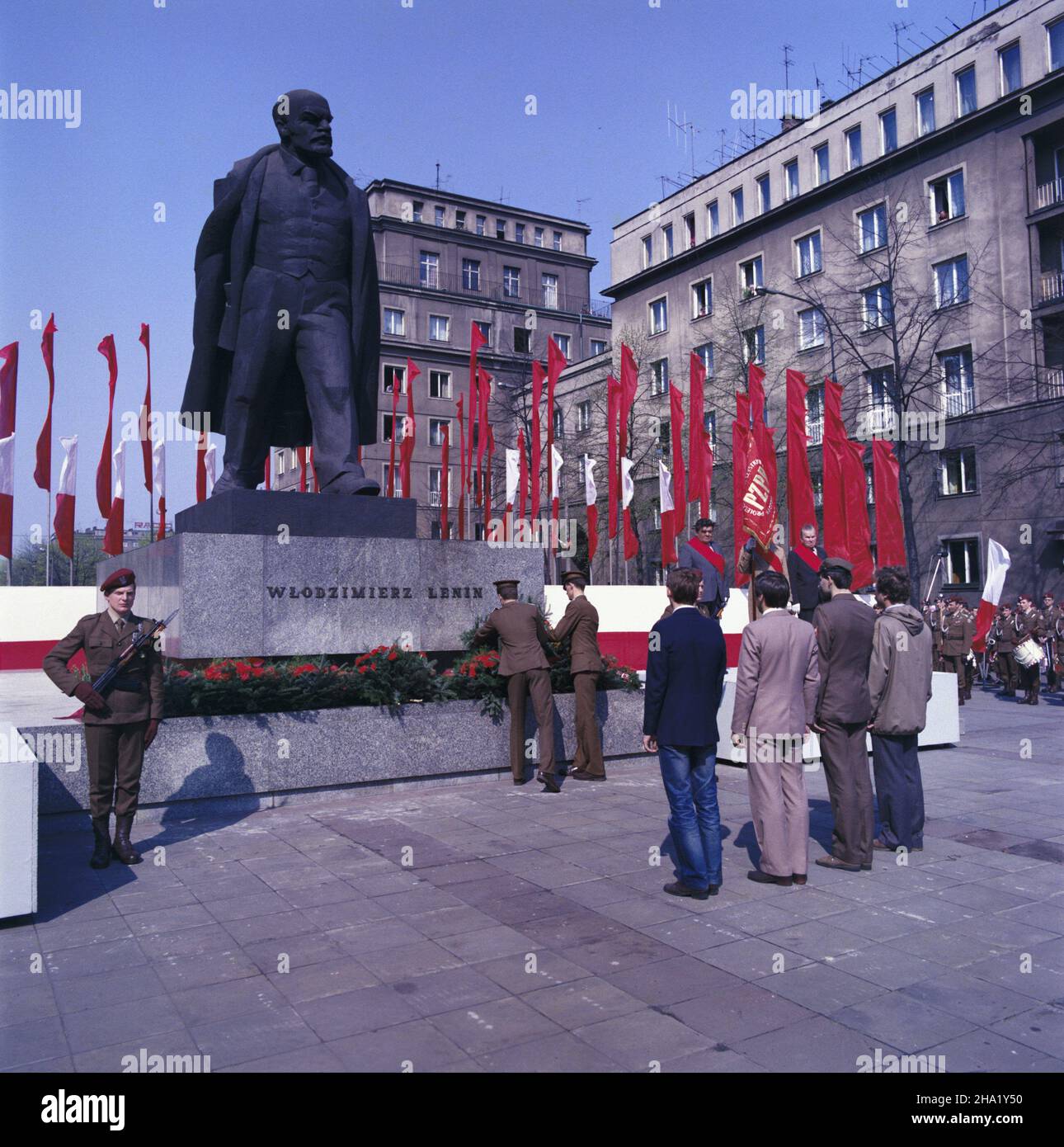 Kraków 05,1984. Obchody Dni Leninowskich w zwi¹zku z przypadaj¹c¹ w 1984 roku 60. rocznic¹ œmierci W³odzimierza Lenina, przywódcy rewolucji paŸdziernikowej w 1917 roku. NZ. Delegacje sk³adaj¹ wieñce pod pomnikiem Lenina w Nowej Hucie. js PAP/Jerzy Ochoñski Dok³adny dzieñ wydarzenia nieustalony. Cracovia, Polonia, maggio 1984. Delegazioni che si trovano in corone al Monumento Lenin a Nowa Huta a Cracovia durante la celebrazione dei giorni di Lenin nel 60th anniversario della morte di Vladimir Lenin, il leader della Rivoluzione d'Ottobre nel 1917. PAP/JERZY OCHONSKI Foto Stock