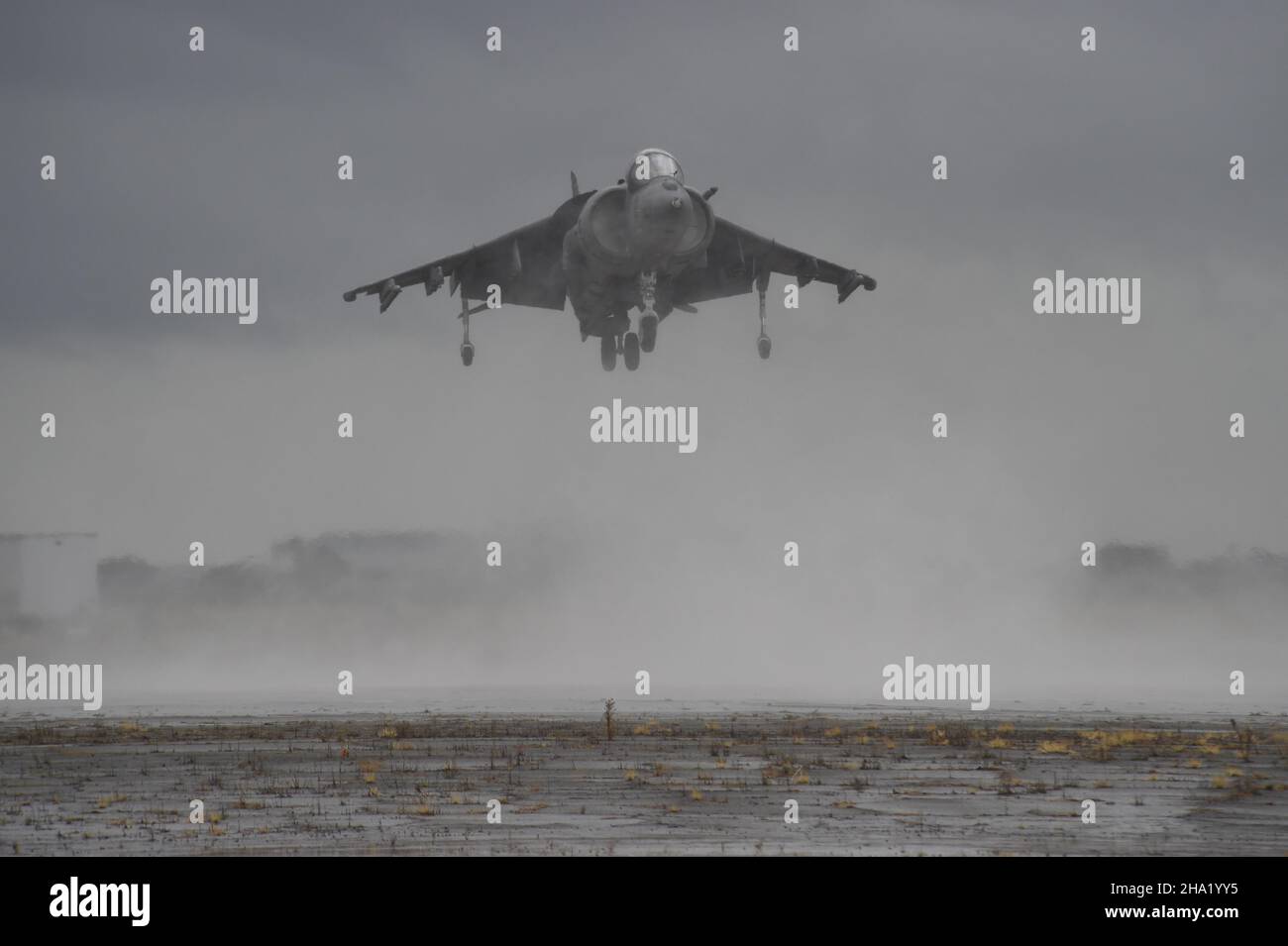 United States Marine Corps AV-8B Harrier II atterraggio nella nebbia (1 del 4) a MCAS Miramar, California. Foto Stock