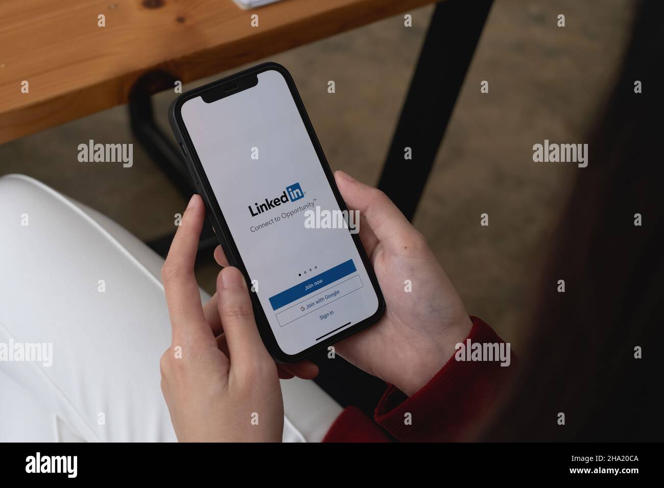 CHIANG mai, THAILANDIA : DEC 08, 2021: Logo LinkedIn sullo schermo del telefono. LinkedIn è un social network per la ricerca e la creazione di contatti aziendali. IT Foto Stock