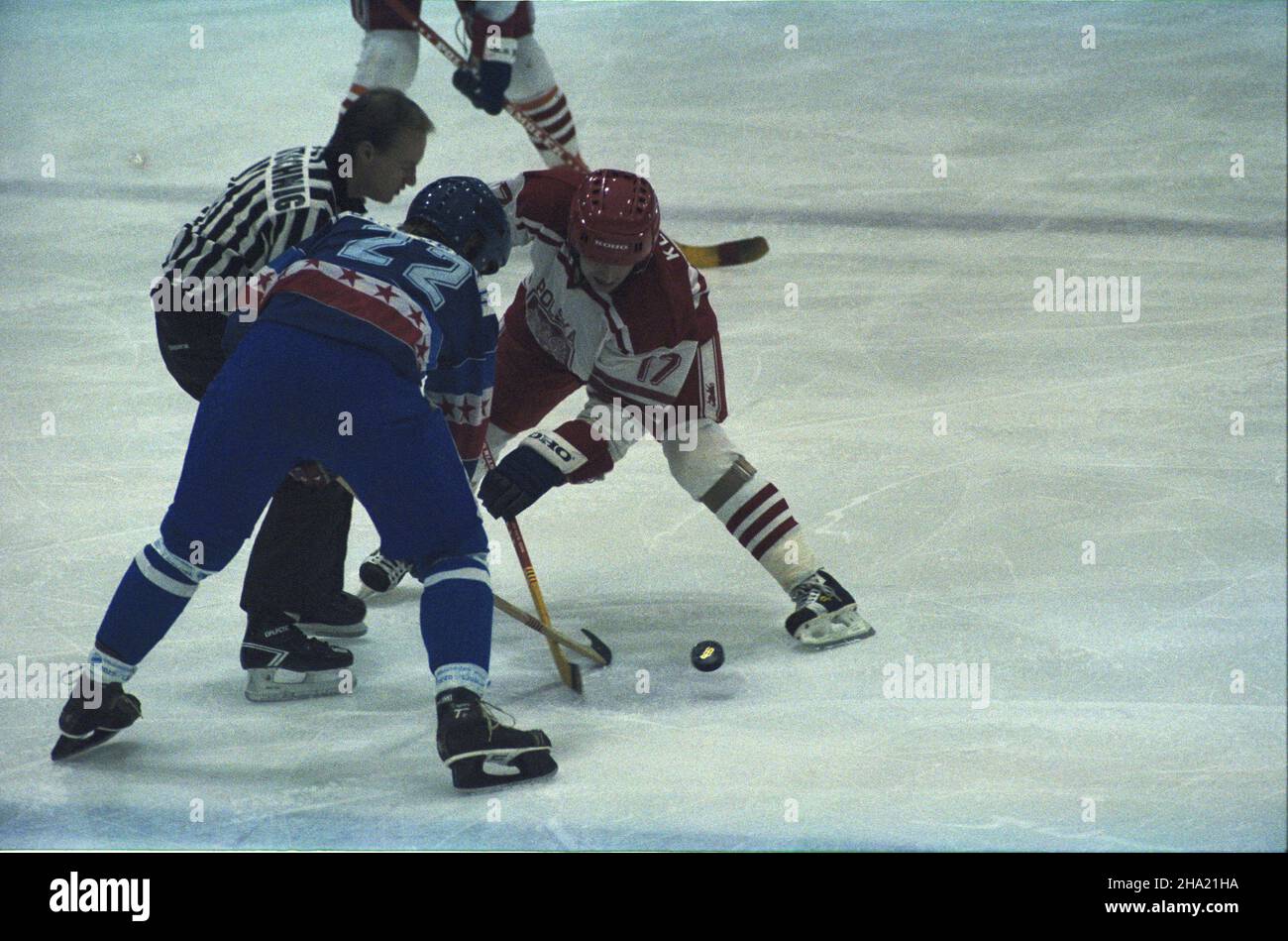 Jugos³awia Sarajewo 02,1984. Zimowe Igrzyska Olimpijskie w dniach 8-19 lutego. Mecz w hokeju na lodzie Polska - Jugos³awia. polski napastnik Stanis³aw Klocek (P). js PAP/Wojciech Kryñski Dok³adny dzieñ wydarzenia nieustalony. Iugoslavia Sarajevo febbraio 1984. Le Olimpiadi invernali del 8-19 febbraio. Nella foto: Un mach da hockey su ghiaccio polacco-jugoslavo. Nella foto: Polacco in avanti tanislaw Klocek (a destra). js PAP/Wojciech Krynski data esatta sconosciuta. Foto Stock