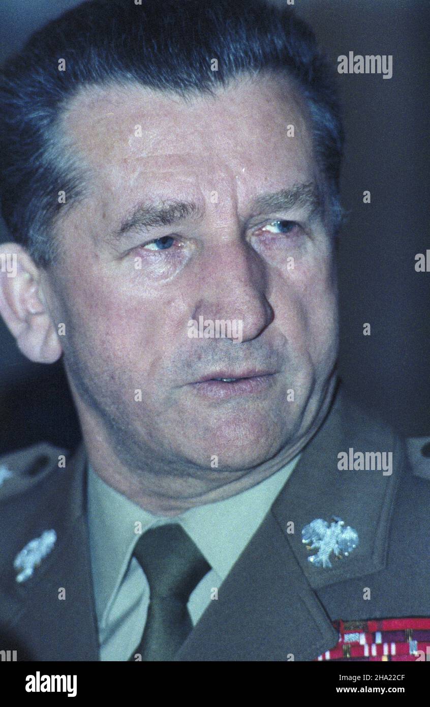 Warszawa 21.12.1983. Genera³ broni Wojska Polskiego, pose³ na Sejm PRL W³odzimierz Oliwa. js PAP/Wojciech Kryñski Varsavia 21 dicembre 1983. Lieutenenat-Generale delle forze ARMD polacche, deputato al Sejm della Repubblica di Peole polacca Wlodzimierz Oliwa. js PAP/Wojciech Krynski Foto Stock