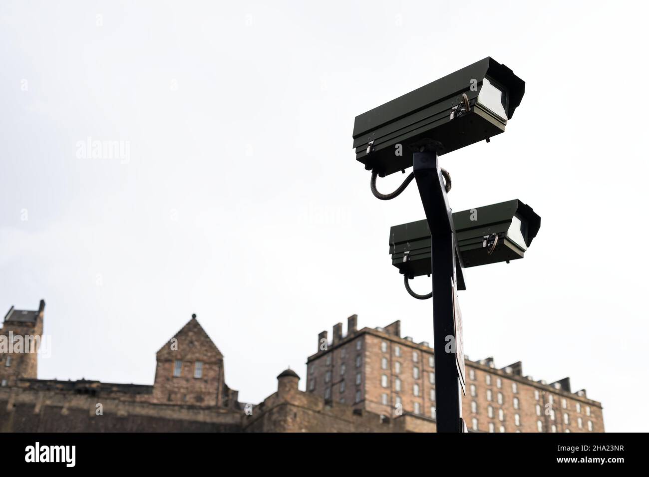 Sistema di telecamere di sorveglianza di sicurezza collegato all'asta dei semafori Foto Stock