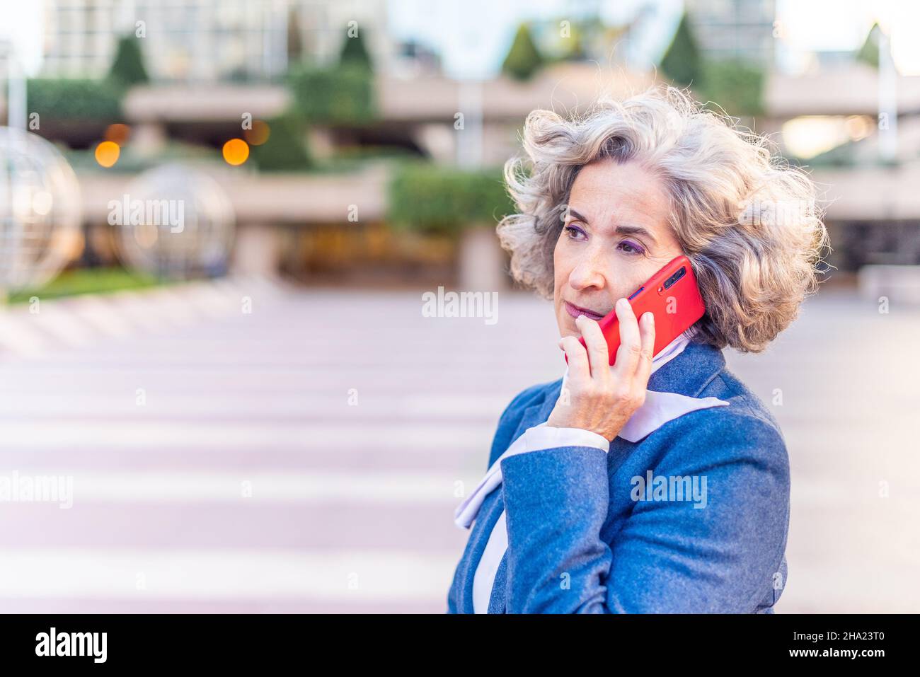 donna executive che parla di affari al telefono Foto Stock