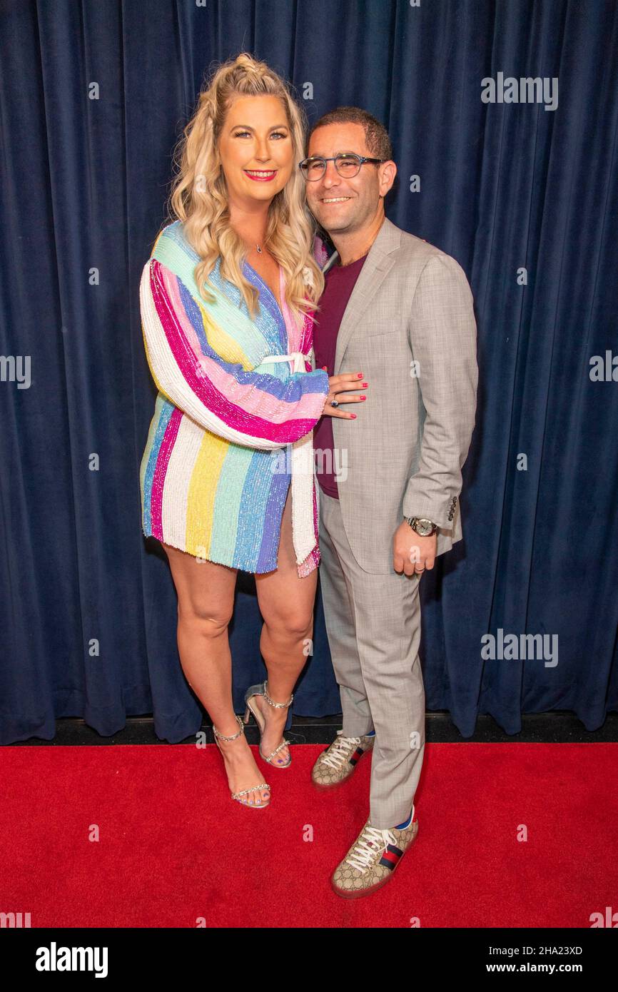 Hollywood, Stati Uniti. 09th Dic 2021. Courtney Warner, Charlie Shrem partecipa alla Premiere della funzione Indie "Ask Me to Dance" a Cinelounge, Hollywood, CA il 9 dicembre 2021 Credit: Eugene Powers/Alamy Live News Foto Stock