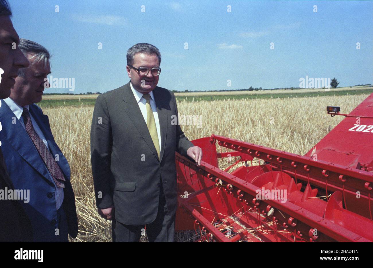 Góra 07,1983. Wizyta wicepremiera, prezesa Zjednoczonego Stronnictha Ludowego Romana Malinowskiego (1P) w Pañstwowym Gospodarstwie Rollym. wb PAP/Grzegorz Rogiñski Gora, luglio 1983. Il Vice primo Ministro e il leader del Partito popolare Unito Roman Malinowski (1R) visita una fattoria statale. wb PAP/Grzegorz Roginski Foto Stock