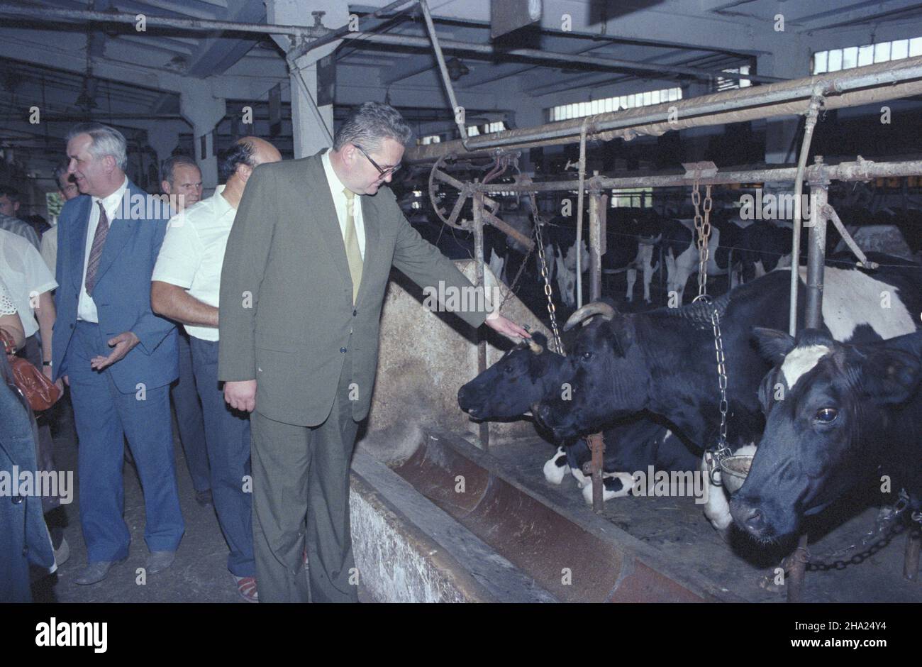 Góra 07,1983. Wizyta wicepremiera, prezesa Zjednoczonego Stronnictha Ludowego Romana Malinowskiego (C) w Pañstwowym Gospodarstwie Rollym. wb PAP/Grzegorz Rogiñski Gora, luglio 1983. Il Vice primo Ministro e il leader del Partito popolare Unito Roman Malinowski (C) visita una fattoria statale. wb PAP/Grzegorz Roginski Foto Stock