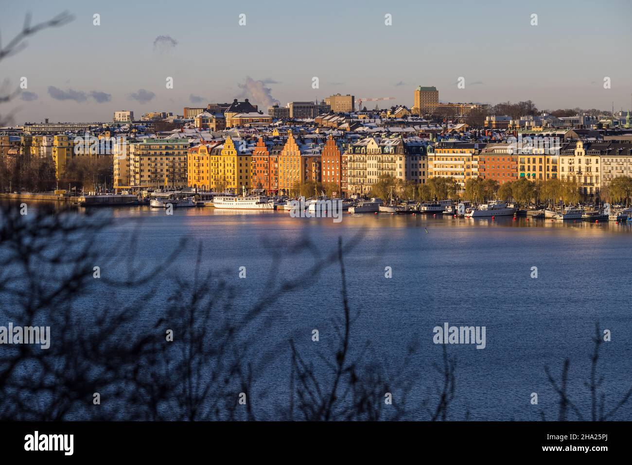 Panorama della città di Stoccolma in una soleggiata giornata invernale fotografata dalla cima della collina. Foto Stock