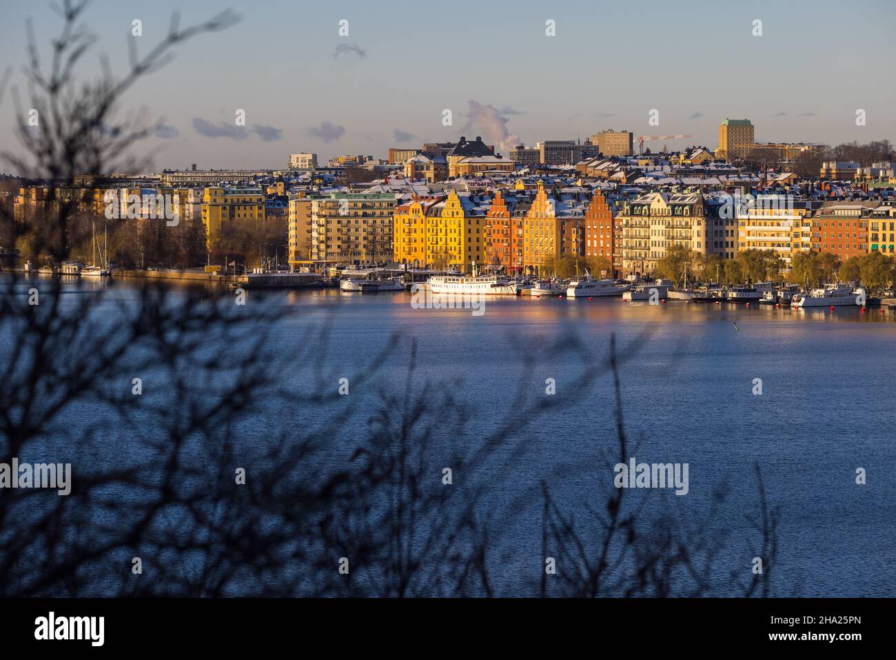 Panorama della città di Stoccolma in una soleggiata giornata invernale fotografata dalla cima della collina. Foto Stock