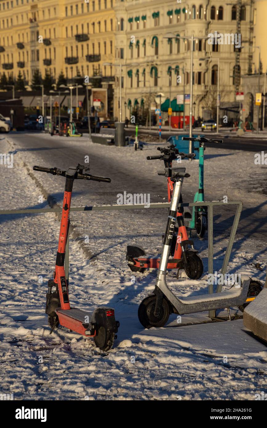 Scooter elettrici sulla neve. Trasporto ecologico e pendolarismo in inverno. Su calce Plus Uber. Stoccolma, Svezia Foto Stock