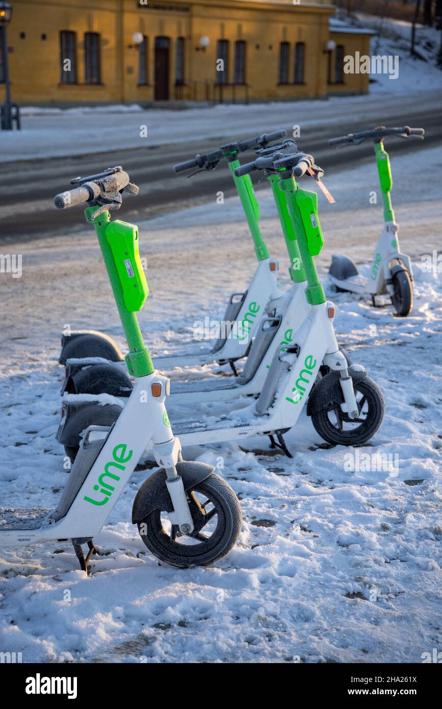 Scooter elettrici sulla neve. Trasporto ecologico e pendolarismo in inverno. Su calce Plus Uber. Stoccolma, Svezia Foto Stock