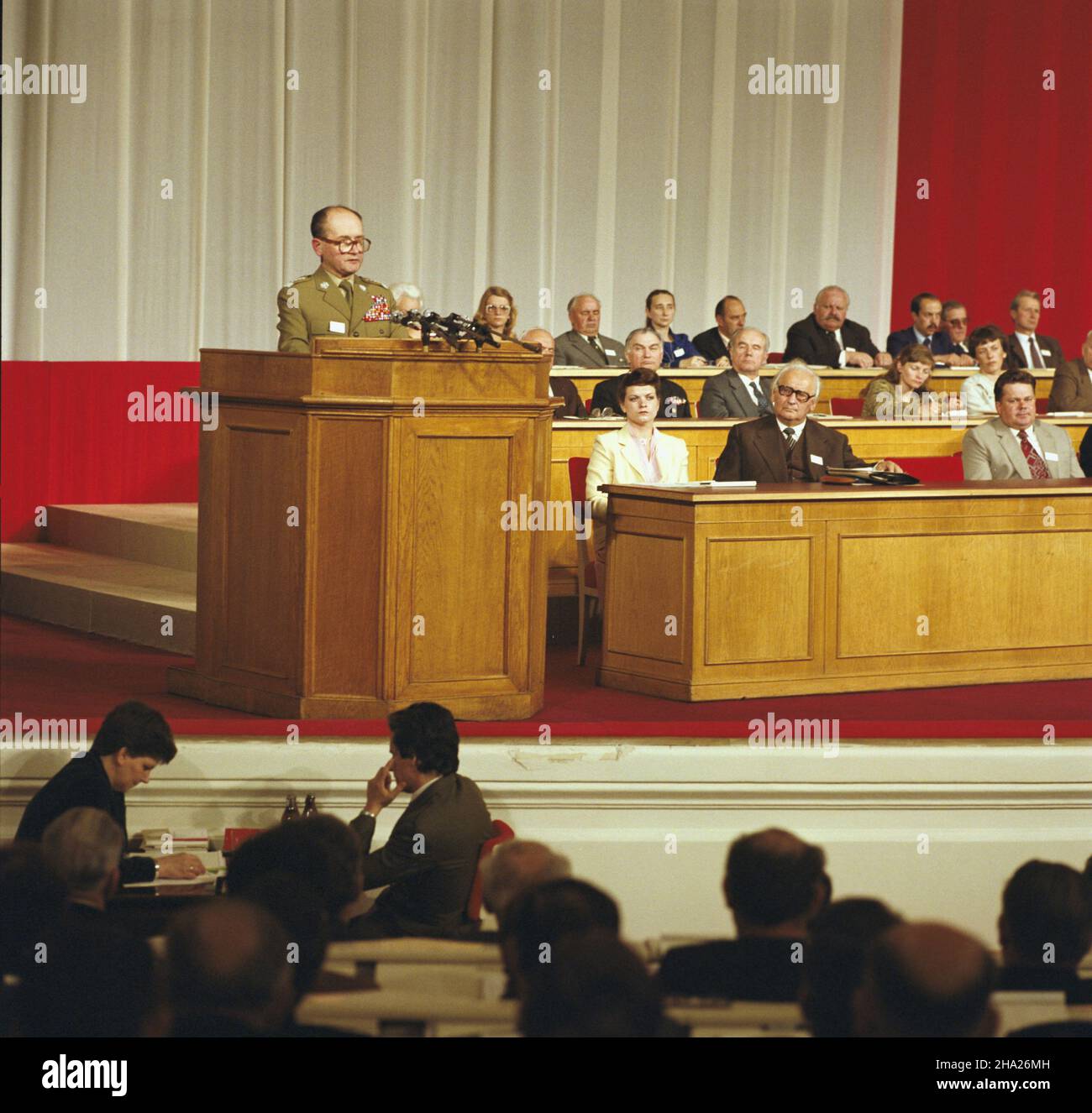 Warszawa 09.05.1983. I Kongres Patriotycznego Ruchu Odrodzenia Narodowego (PRON) w sali Kongresowej Pa³acu Kultury i Nauki, w dniach 07-09.05.1983. NZ. Przemiawia i sekretarz Polskiej Zjednoczonej Partii Robotniczej Wojciech Jaruzelski. ka PAP/Jan Morek Varsavia, maggio 1983. Il Congresso del movimento patriottico per la rinascita Nazionale del 1st presso la Sala Congressi del Palazzo della Cultura e della Scienza (dal 7 al 9 maggio 1983). Nella foto: 1st Segretario del Comitato Centrale del Partito dei lavoratori Uniti Polacco, il generale Wojciech Jaruzelski, che parla. msa PAP/Jan Morek evento giorno sconosciuto Foto Stock