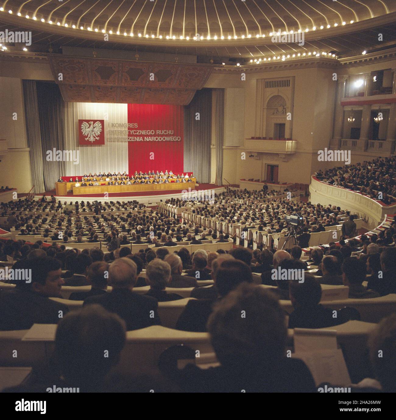 Warszawa 05,1983. I Kongres Patriotycznego Ruchu Odrodzenia Narodowego (PRON) w sali Kongresowej Pa³acu Kultury i Nauki, w dniach 07-09.05.1983. ka PAP/Jan Morek Dok³adny dzieñ wydarzenia nieustalony. Varsavia, maggio 1983. Il Congresso del movimento patriottico per la rinascita Nazionale del 1st presso la Sala dei Congressi del Palazzo della Cultura e della Scienza (dal 7 al 9 maggio 1983). msa PAP/Jan Morek giorno evento sconosciuto Foto Stock