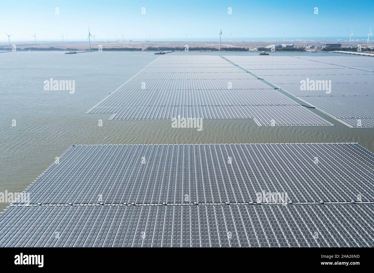 Vista aerea della centrale solare galleggiante e della fattoria di turbine eoliche Foto Stock