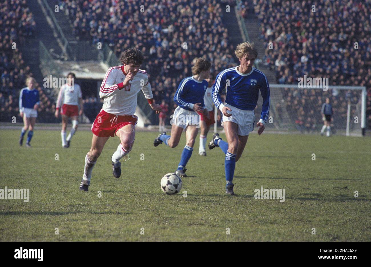 Warszawa 17.04.1983. Mecz Eliminacyjny do Mistrzostw Europy Francja '84 Polska-Finlandia (1:1) na Stadionie Dziesiêciolecia. m.in. polski napastnik W³odzimierz Smolarek (3L). ka PAP/Jan Morek Varsavia, 17 aprile 1983. Una partita di qualificazione del Campionato europeo Polonia-Finnland (1:1) allo Stadio Decennale. Raffigurato tra gli altri: Attaccante polacco Wlodzimierz Smolarek (3L). ka PAP/Jan Morek Foto Stock