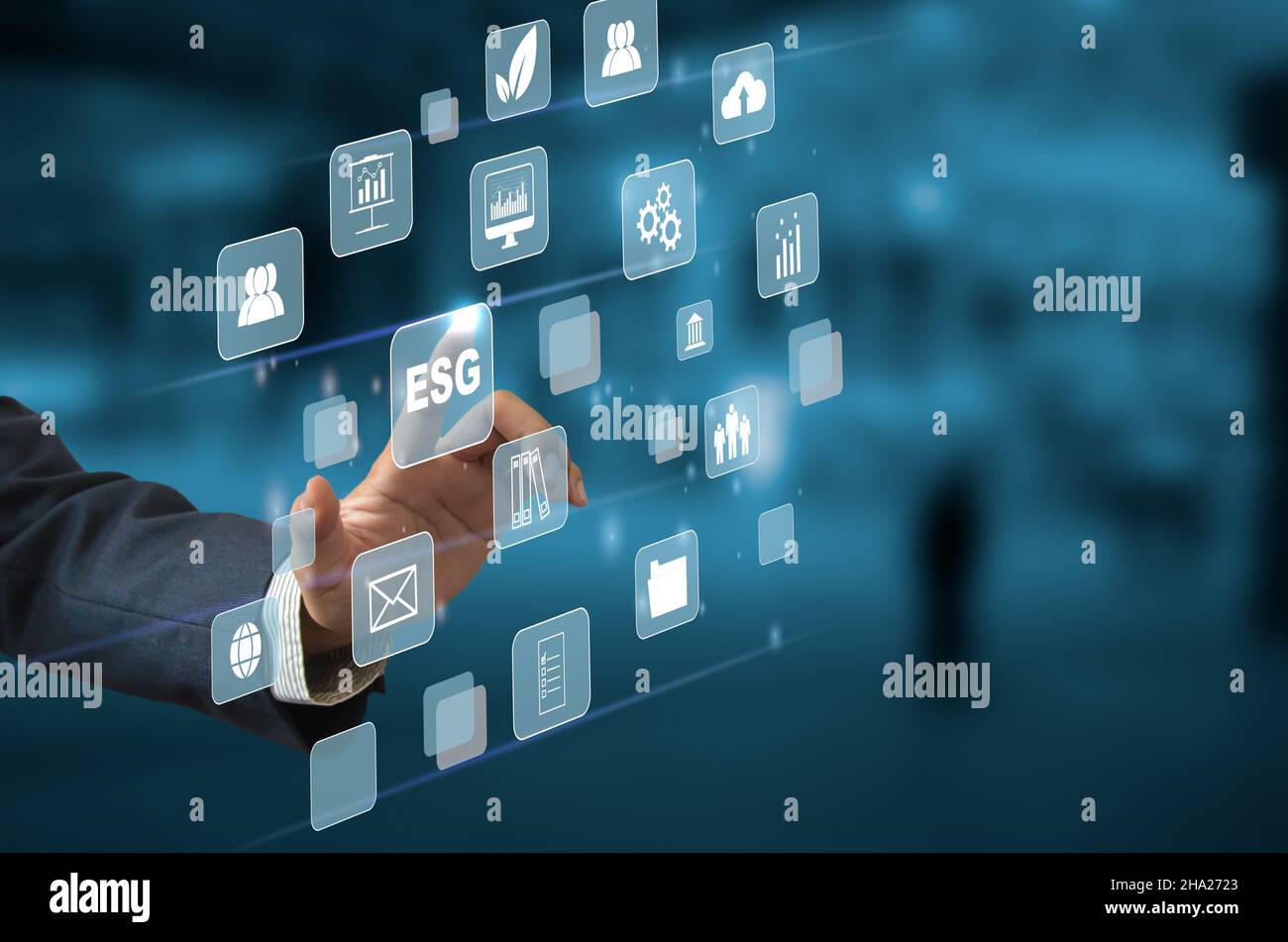 mano dell'uomo d'affari che tocca uno schermo virtuale, icona di affari. ESG ambiente, Società e Governance Organizzazione e sviluppo del personale nella compa Foto Stock