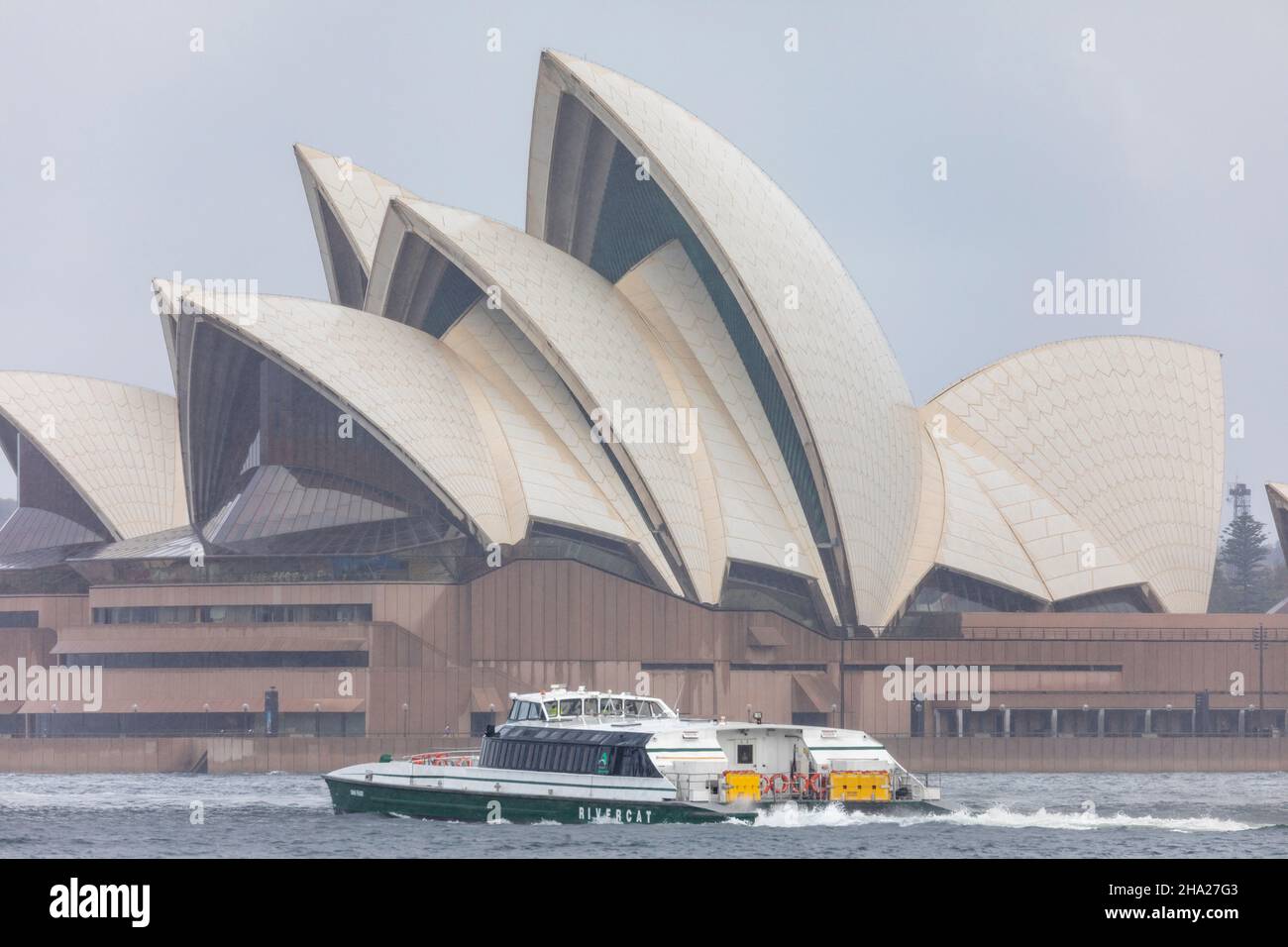 Sydney, Australia. 10 2021 dicembre: La Nina Weather Event porta pioggia e tempeste nuvole sul porto di Sydney in un giorno estivo pomeriggio. Foto Sydney Opera House e Sydney Ferry la MV Dawn Fraser rivercat Class Ferry credito: martin berry/Alamy Live News Foto Stock