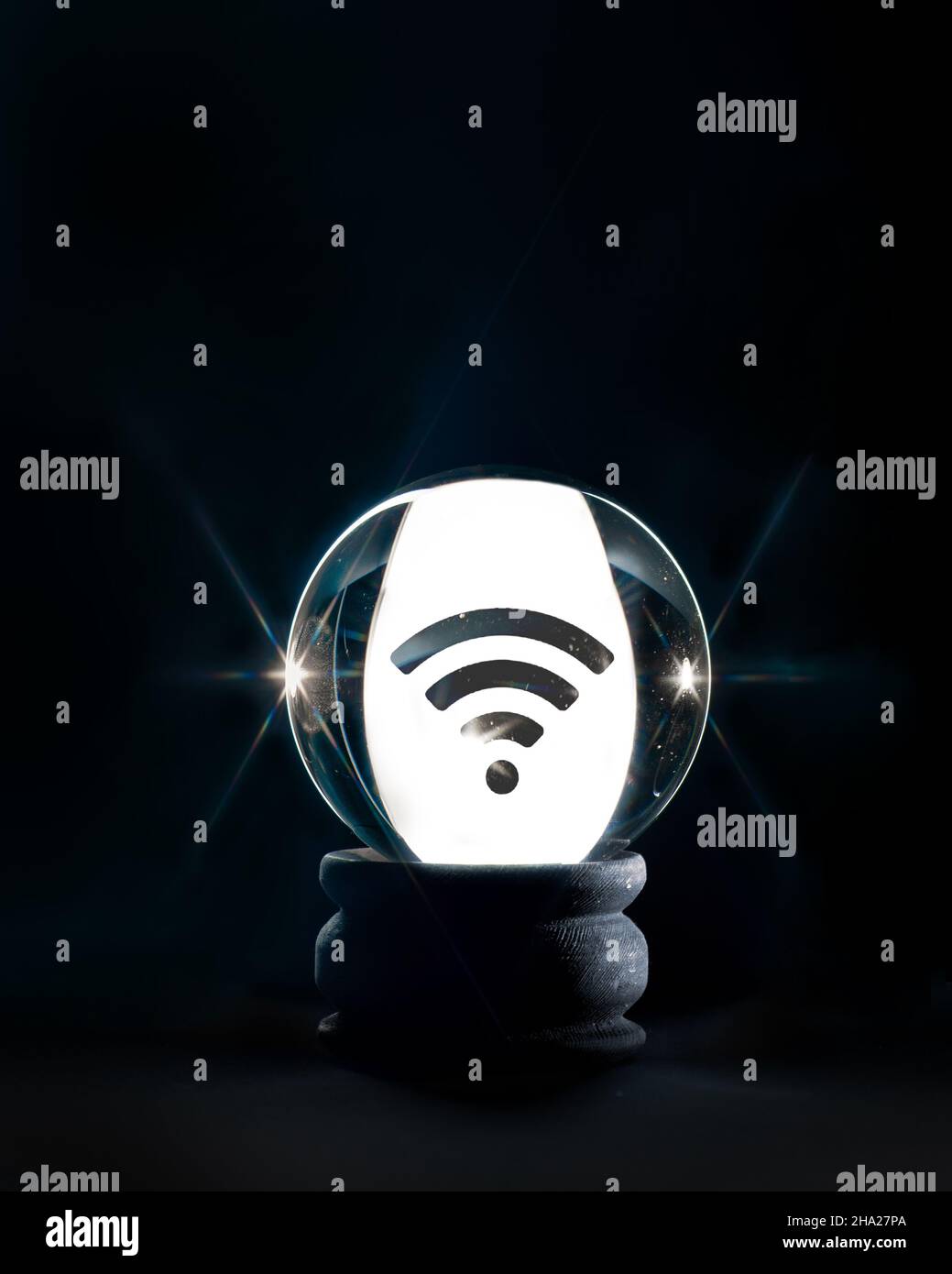 Sfera di cristallo con simbolo wifi, concetto di connessione e divinazione Foto Stock
