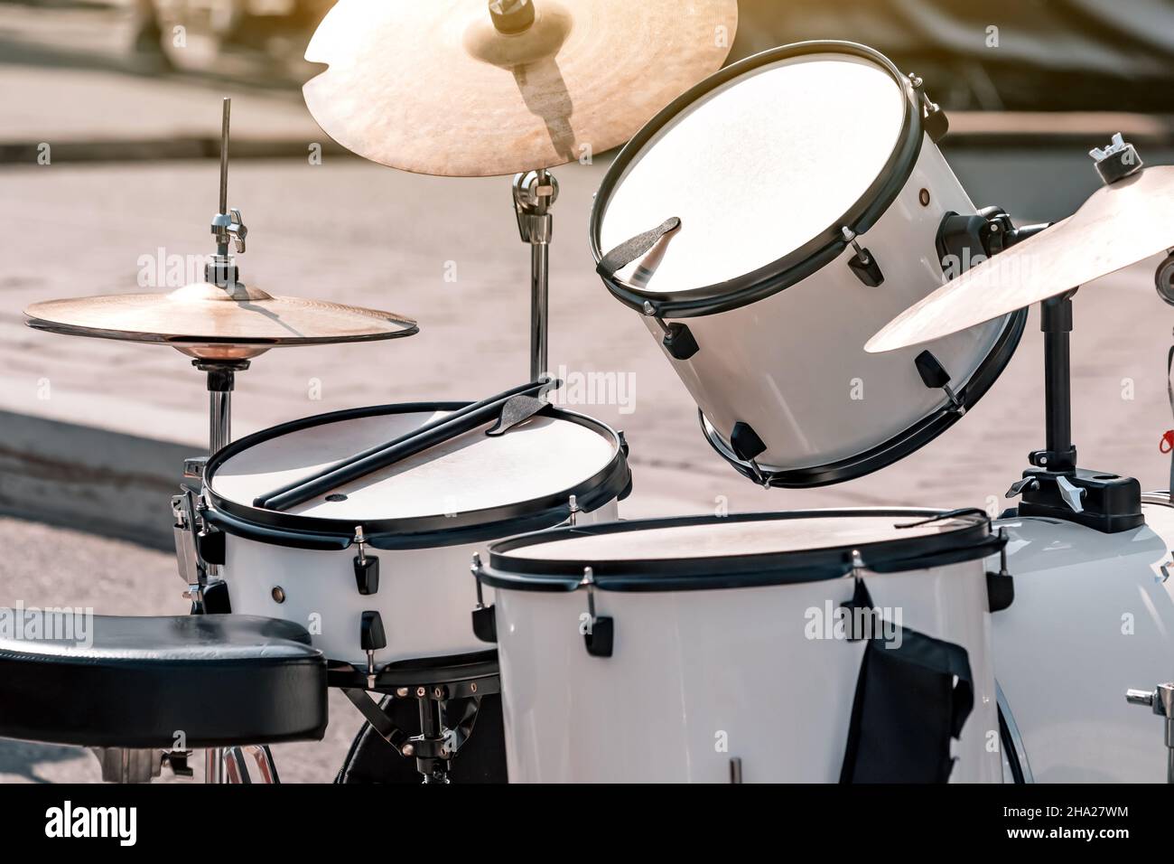 gioca il drum set all'aperto. Scuola di musica e concetto di apprendimento Foto Stock