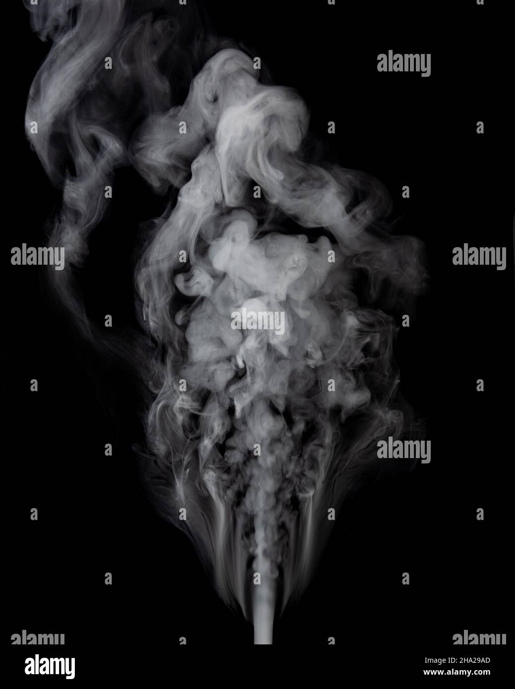Soffio di fumo bianco su sfondo nero Foto Stock