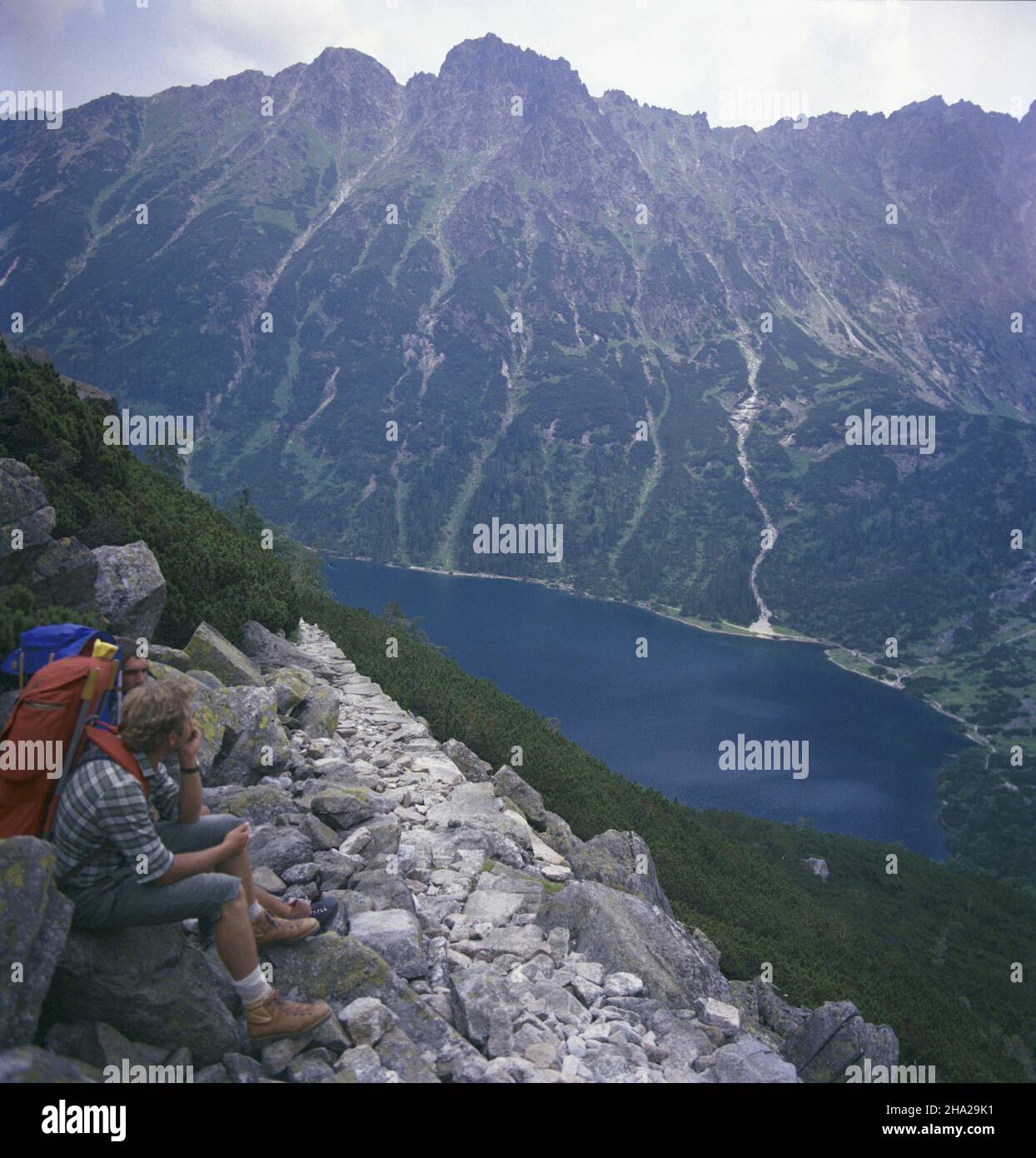 Polska 08,1982. Dolina Rybiego Potoku w Tatrach Zachodnich. Widok na ¯abie Szczyty i Morskie Oko ze szlaku na Szpiglasow¹ Prze³êcz. ka PAP/Jerzy Ochoñski Dok³adny dzieñ wydarzenia nieustalony. Polonia, agosto 1982. Rybi Potok (Fish Stream) Valley nella parte occidentale dei Monti Tatra. Vista dal percorso del Passo Szpiglasowa su Zabie Szczyty (Frog Peaks) e Lago Morskie Oko. ka PAP/Jerzy Ochonski evento giorno sconosciuto Foto Stock