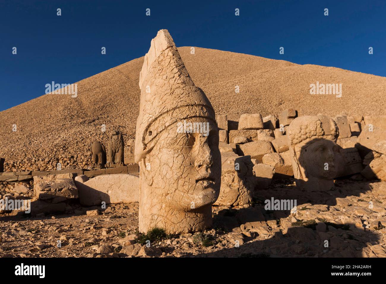 Monte Nemrut, Nemrut Dagi, capo del re Antioco i sulla terrazza ovest, tramonto, mausoleo del regno del Commagene, Kahta, provincia di Adıyaman, Turchia, Asia Foto Stock