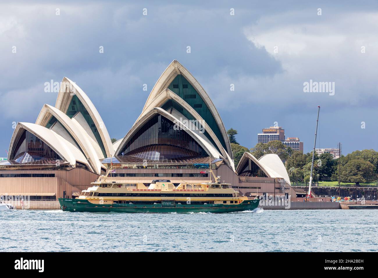 Traghetto di classe d'acqua dolce la MV Collaroy opera sulla strada da Manly a Circular Quay F1, passa la Sydney Opera House, il porto di Sydney, Australia Foto Stock