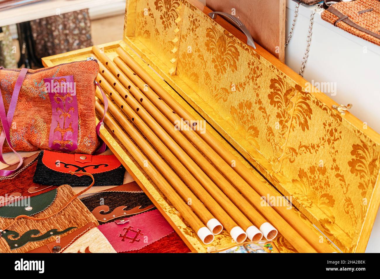 Bashkir strumento musicale kurai in una scatola in vendita al mercato fatto a mano Foto Stock