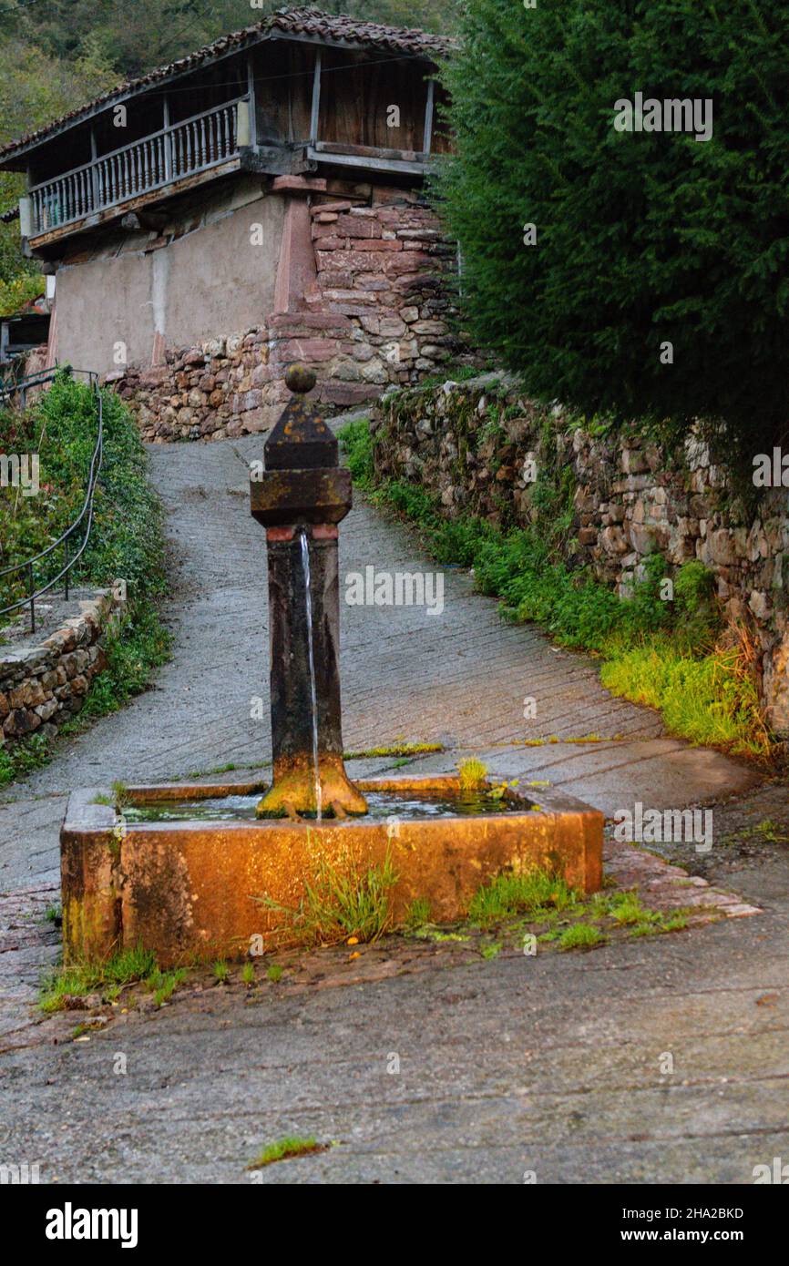 Ponte di acqua potabile nel comune di Vacarcel in Somiedo - Foto Stock