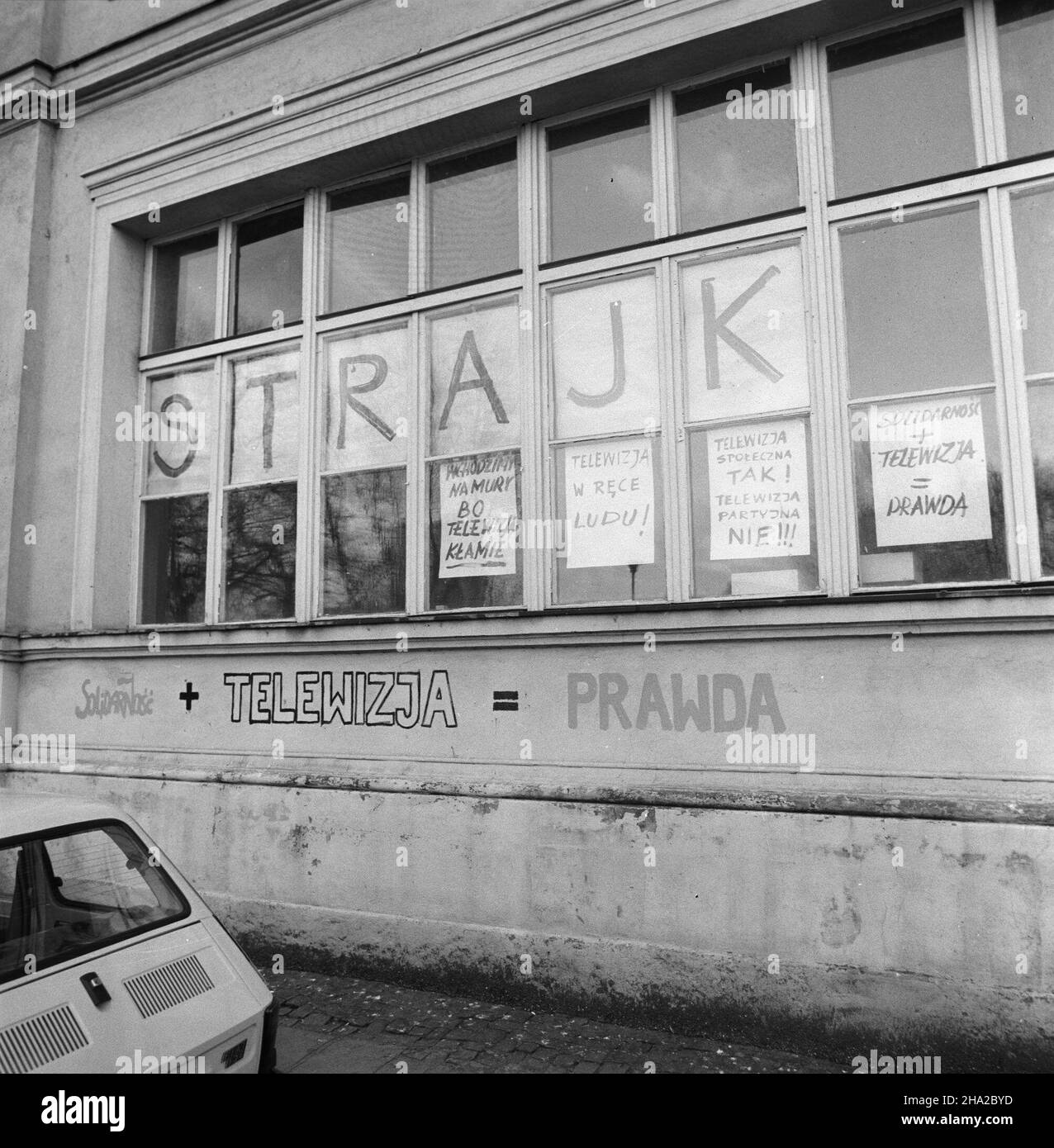 Wroc³aw, 1981-11-25. Strajk studentów Pañstwowej Wy¿szej Szko³y Sztuk Plastycznych (obecnie Akademia Sztuk Piêknych) NZ. Plakaty na budynku. amw PAP/CAF/Eugeniusz Wo³oszczuk Wroclaw, 25 novembre 1981. Gli studenti della state Visual Art High School (ora Accademia delle Belle Arti) palcoscenico uno sciopero. Nella foto: (Poster sull'edificio). amw PAP/CAF/Eugeniusz Woloszczuk Foto Stock