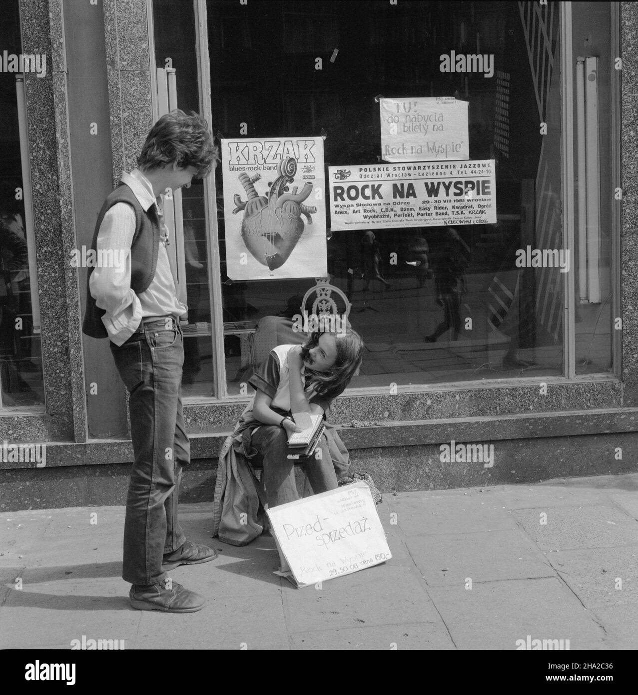 Wroc³aw, 1981-08-19. Uliczna przedsprzeda¿ biletów na koncert Rock na Wyspie organizowany przez Polskie Towarzystwo Jazzowe, który odbêdzie siê 28 - 29.08.1981 r. amw PAP/CAF/Eugeniusz Wo³oszczuk Wroclaw, 19 agosto 1981. Via pre-vendita dei biglietti per Rock on Island concerto organizzato dalla Polish Jazz Association che avrebbe avuto luogo il 28-29 agosto 1981. amw PAP/CAF/Eugeniusz Woloszczuk Foto Stock