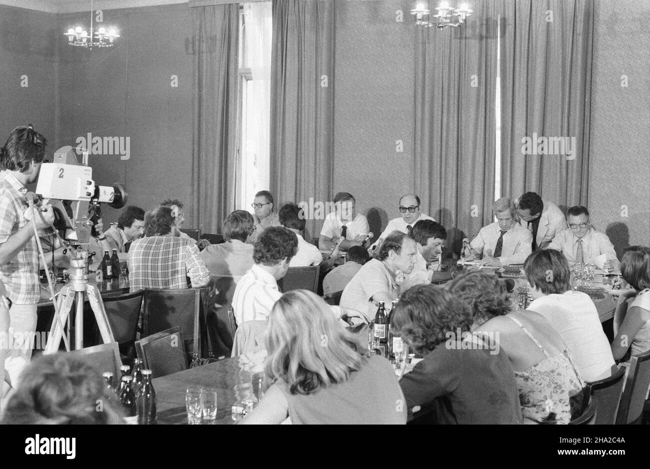 Warszawa, 1981-08-06. Konferencja Józefa Bareckiego - rzecznika prasowego rz¹du w Urzêdzie Rady Ministrów nt. za³amania rynku wnetrznego, m.in. Dramatycznego braku miêsa, przetworów mlecznych i srodków czystoœci. Uczestniczyli w niej Stanis³aw Mach - wicePremier, Zygmunt £akomiec - ministro handlu wewnêtrznego i us³ug, Andrzej Kaca³a - podsekretarz stanu w Ministerstwie Runnittha. NZ. wœród przedstawicieli rz¹du m.in. Józef Barecki (3P) oraz dziennikarze. oe/mw PAP/CAF/Tadeusz ZagoŸdziñski Varsavia, 6 agosto 1981. Una conferenza del segretario di stampa del governo Jozef Barecki su t Foto Stock