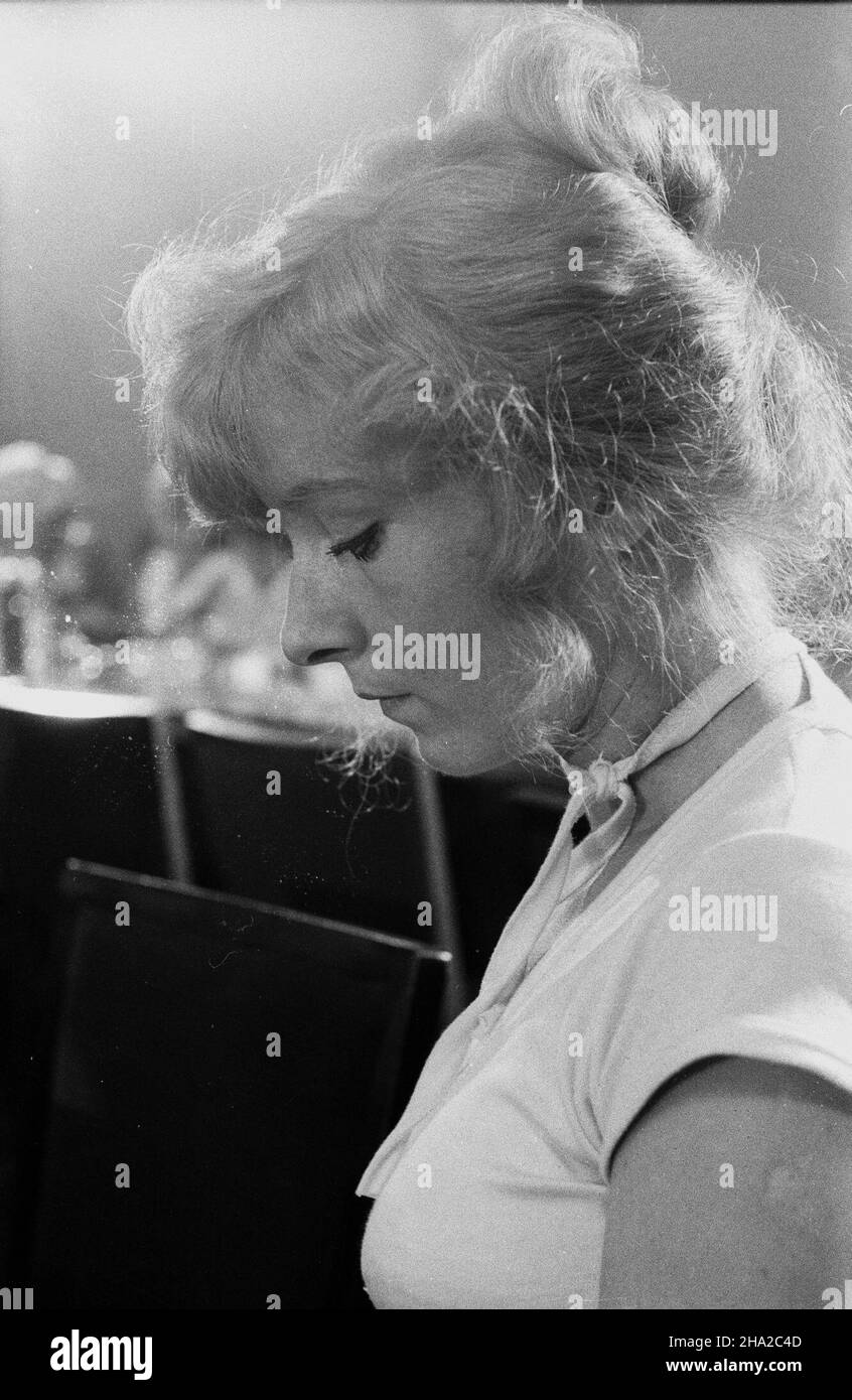 Warszawa, 1981-08-06. Konferencja Józefa Bareckiego - rzecznika prasowego rz¹du w Urzêdzie Rady Ministrów na temat za³amania rynku wewnêtrznego, m.in. Dramatycznego braku miêsa, przetworów mlecznych, œrodków czystosci. Uczestniczyli w niej: Stanis³aw Mach - wicePremier, Zygmunt £akomiec - Minister handlu wewnêtrznego i us³ug, Andrzej Kaca³a - podsekretarz stanu w Ministerstwie Rolnittha. NZ. Przedstawicielka prasy. oe/mw PAP/CAF/Tadeusz ZagoŸdziñski Varsavia, 6 agosto 1981. Una conferenza del segretario di stampa del governo Jozef Barecki sul crollo del mercato interno, tra gli altri d Foto Stock