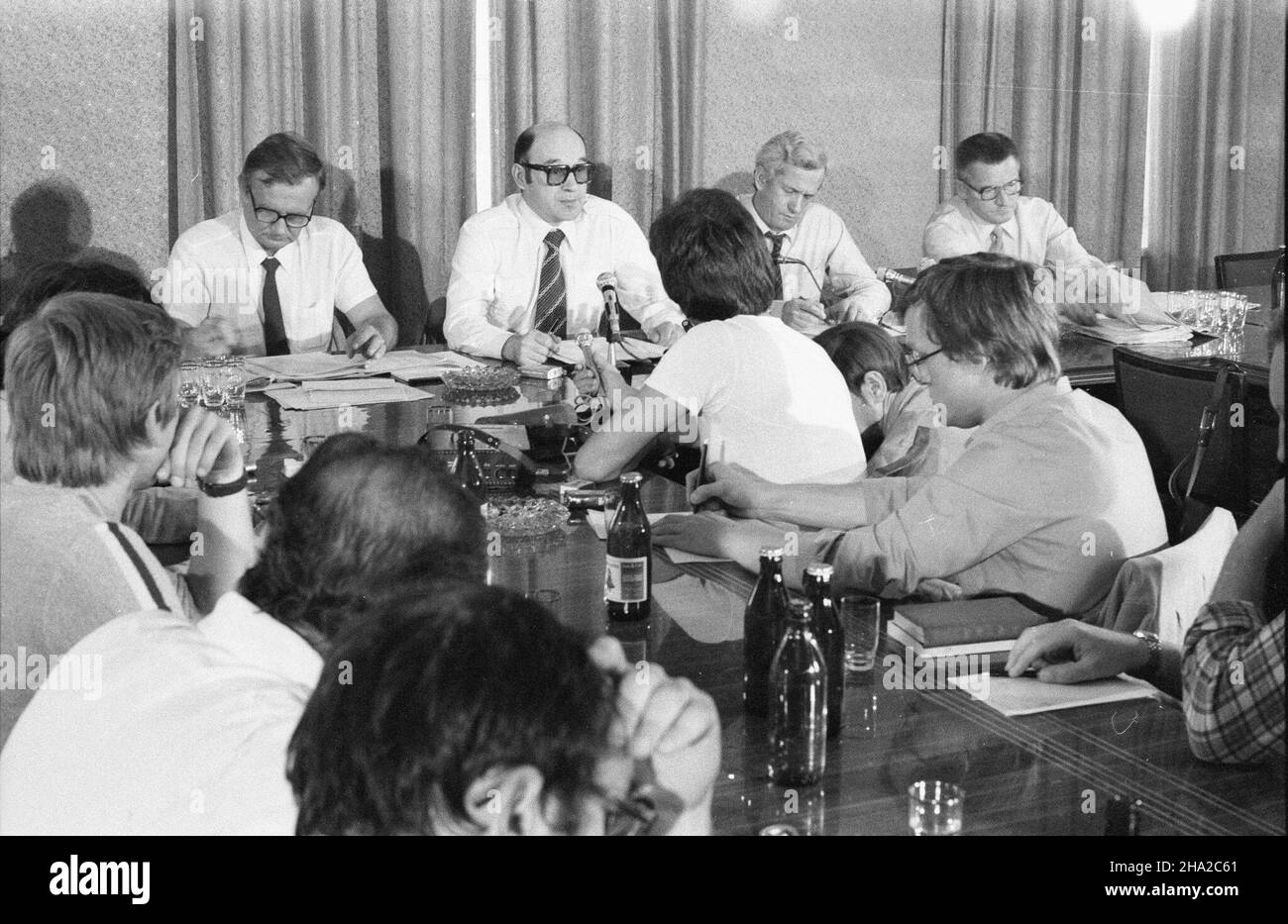 Warszawa, 1981-08-06. Konferencja Józefa Bareckiego - rzecznika prasowego rz¹du w Urzêdzie Rady Ministrów na temat za³amania rynku wewnetrznego, m.in. Dramatycznego braku miêsa, przetworów mlecznych, œrodków czystoœci. Uczestniczyli w niej: Stanis³aw Mach - wicePremier, Zygmunt £akomiec - Minister handlu wewnêtrznego i us³ug, Andrzej Kaca³a - podsekretarz stanu w Ministerstwie Rolnittha. NZ. wœród przedstawicieli rz¹du m.in. Józef Barecki (2P) oraz dziennikarze. oe/mw PAP/CAF/Tadeusz ZagoŸdziñski Varsavia, 6 agosto 1981. Conferenza del segretario di stampa del governo Jozef Barecki Foto Stock