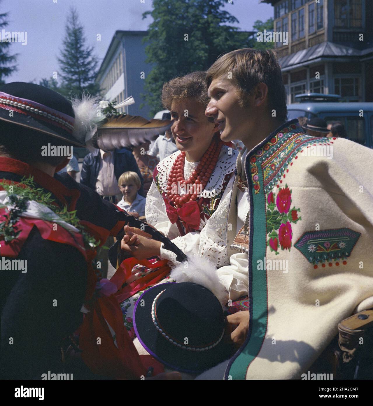 Bukowina Tatrzañska 08,1981. Góralski œlub. NZ. Para m³oda jad¹ca do koœcio³a pod wezwaniem Najœwiêtszego serca Pana Jezusa. msa PAP/Jerzy Ochoñski Dok³adny dzieñ wydarzenia nieustalony. Bukowina Tatrzanska, agosto 1981. Un matrimonio nelle Highland. La sposa e lo sposo in corso per il Sacro cuore della Chiesa di Gesù. msa PAP/Jerzy Ochonski evento giorno sconosciuto Foto Stock