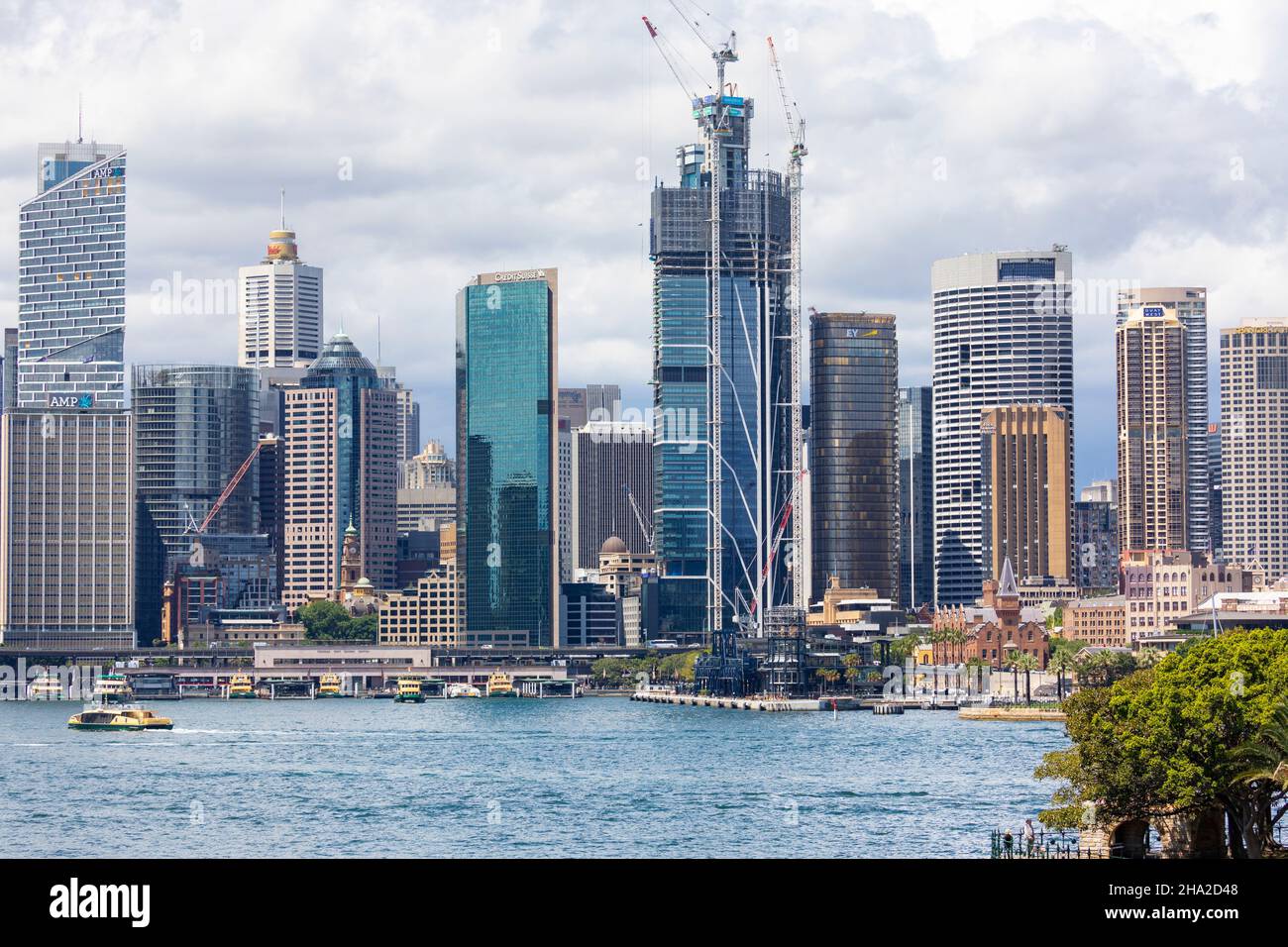 Skyline del centro di Sydney con grattacieli e alti edifici per uffici dietro Circular Quay, Sydney, Australia Foto Stock