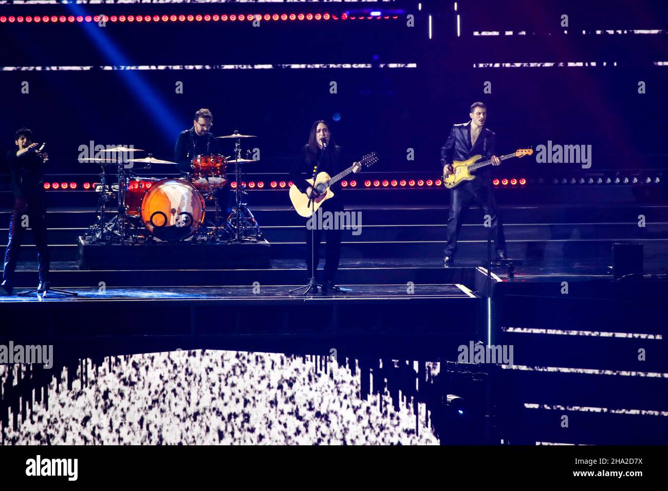 Milano, Italia. 09th Dic 2021. Manuel Agnelli, Bengala Fire durante le finali di X-FACTOR ITALIA 2021, Concerto musicale a Milano, Italia, Dicembre 09 2021 credito: Agenzia fotografica indipendente/Alamy Live News Foto Stock