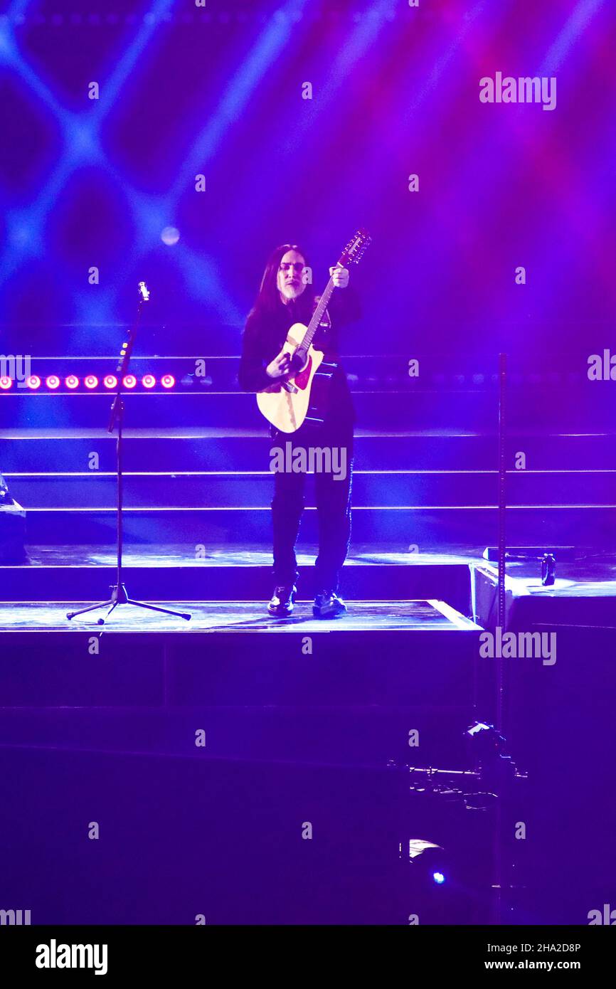 Milano, Italia. 09th Dic 2021. Manuel Agnelli durante le finali di X-FACTOR ITALIA 2021, Concerto di Musica a Milano, Italia, Dicembre 09 2021 credito: Agenzia fotografica indipendente/Alamy Live News Foto Stock