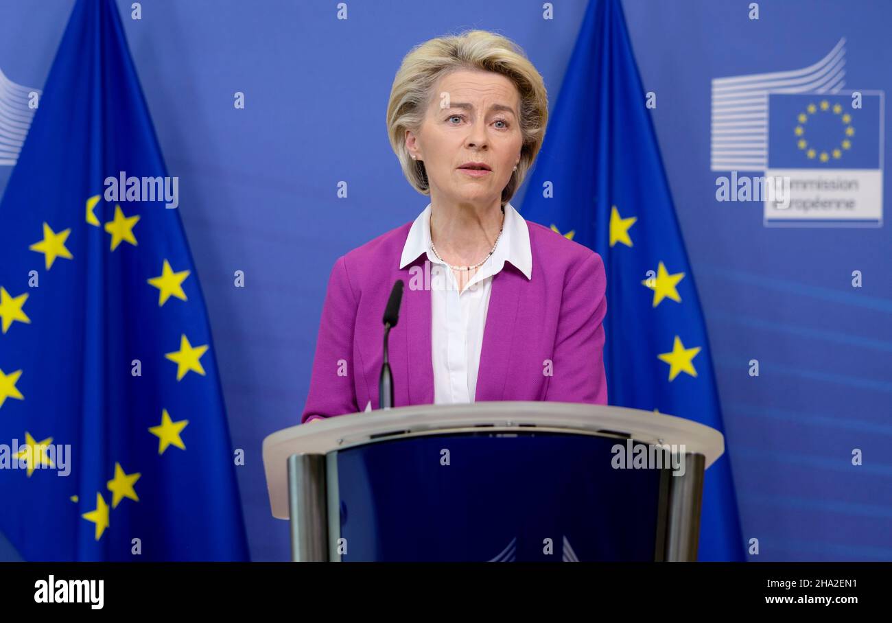 Belgio, Bruxelles: Ursula von der Leyen, presidente della Commissione europea, nel corso di un aggiornamento del 18 ottobre 2021 sull'esportazione di dosi di anti-Co Foto Stock