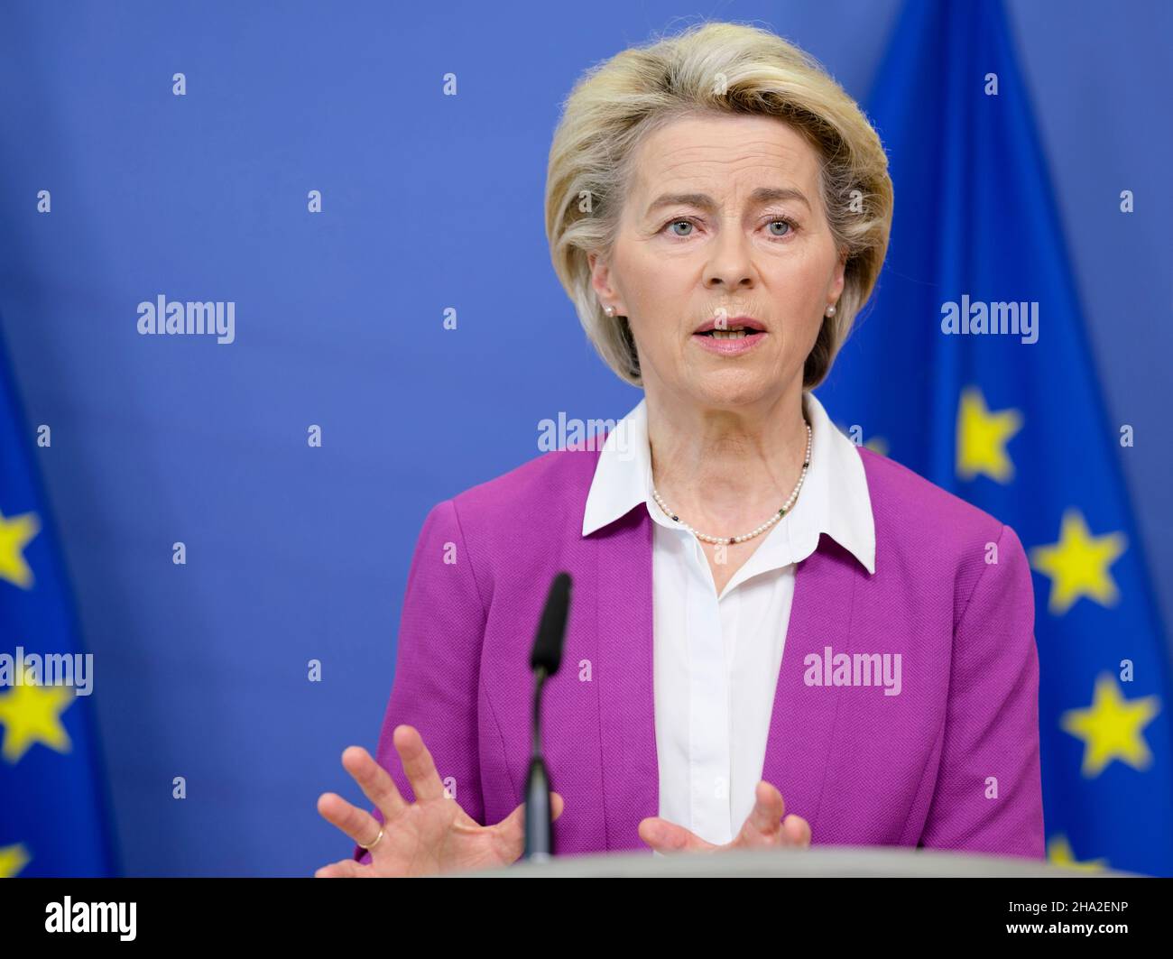 Belgio, Bruxelles: Ursula von der Leyen, presidente della Commissione europea, nel corso di un aggiornamento del 18 ottobre 2021 sull'esportazione di dosi di anti-Co Foto Stock