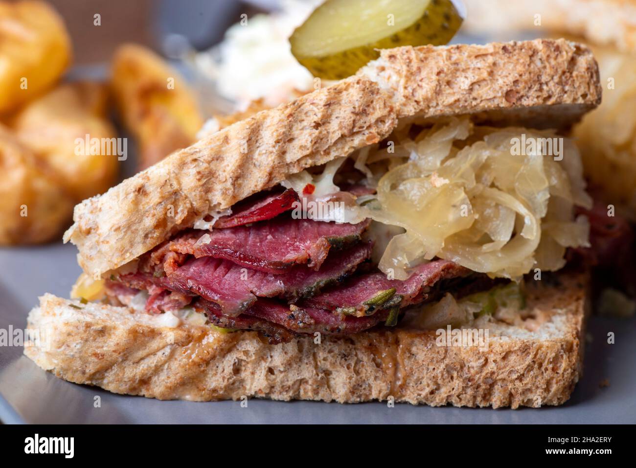 sandwich reuben su un piatto con patatine fritte Foto Stock