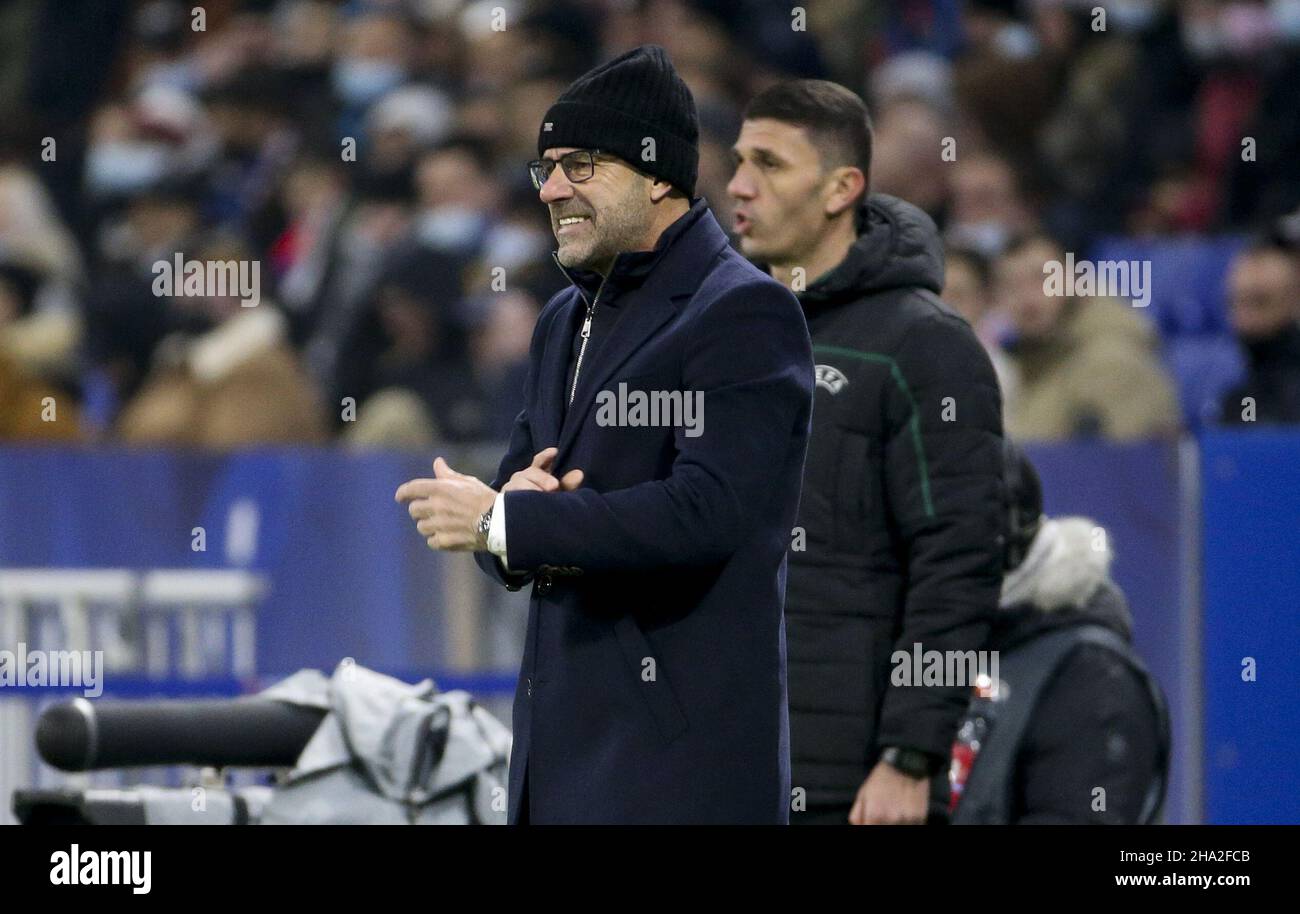 DECINES Charpieu nei pressi di Lione, Francia. 09th Dic 2021. Allenatore di Olympique Lyonnais Peter Bosz durante la UEFA Europa League, Gruppo A partita di calcio tra Olympique Lyonnais (Lione) e Rangers FC il 9 dicembre 2021 allo stadio Groupama a Decines-Charpieu vicino Lione, Francia - Foto: Jean Catuffe/DPPI/LiveMedia Credit: Independent Photo Agency/Alamy Live News Foto Stock