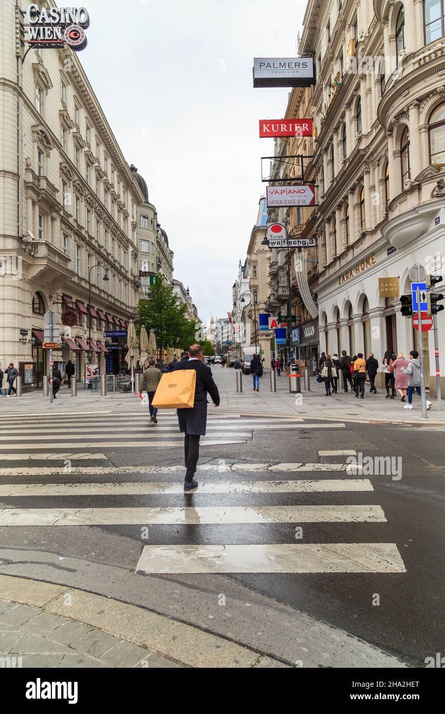 VIENNA, AUSTRIA - 15 MAGGIO 2019: Karntnerstrasse è una delle tre strade della zona pedonale nel centro della città. Foto Stock