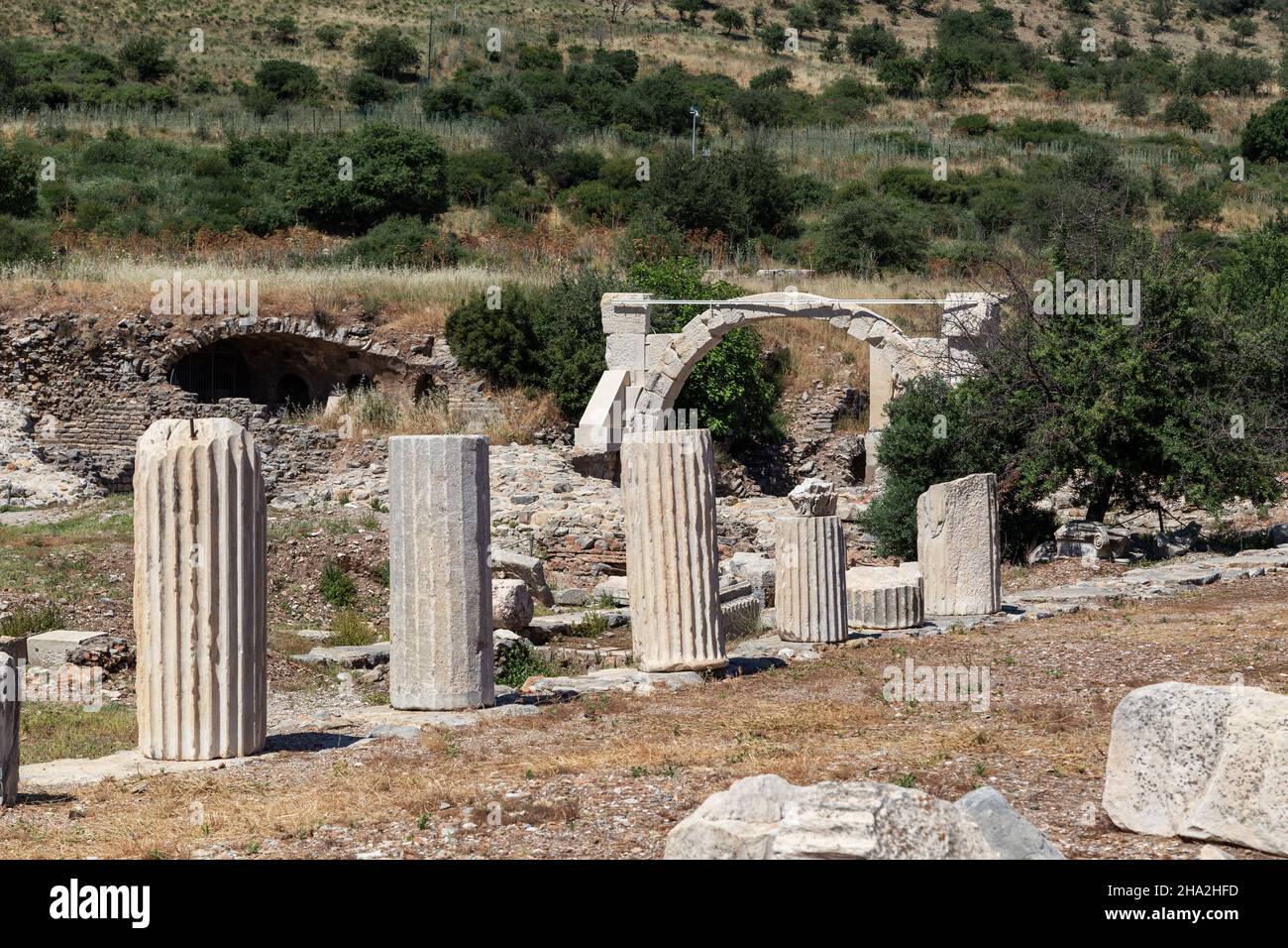 EFESO, TURCHIA - 4 GIUGNO 2021: Queste sono le rovine del Tempio di Iside e la fontana Folio nel parco archeologico-museo della città antica Foto Stock