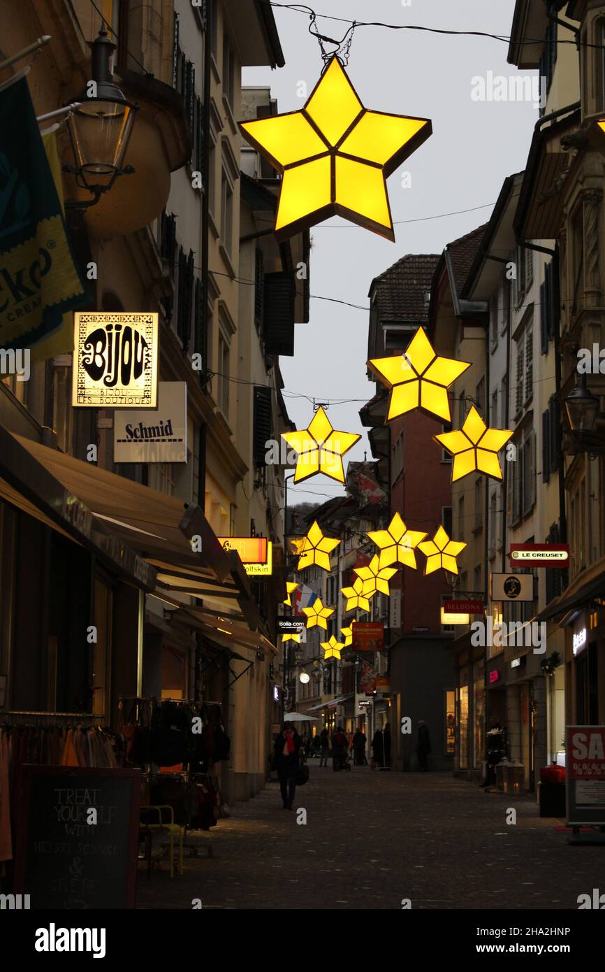 LUCERNA, SVIZZERA - 30 NOVEMBRE 2021: Kapellgasse nel centro storico Lucerna decorata per Natale con lanterne gialle Foto Stock LUCERNA, SVIZZERA - 30 NOVEMBRE 2021: Kapellgasse nel centro storico Lucerna decorata per Natale con lanterne gialle Foto Stock